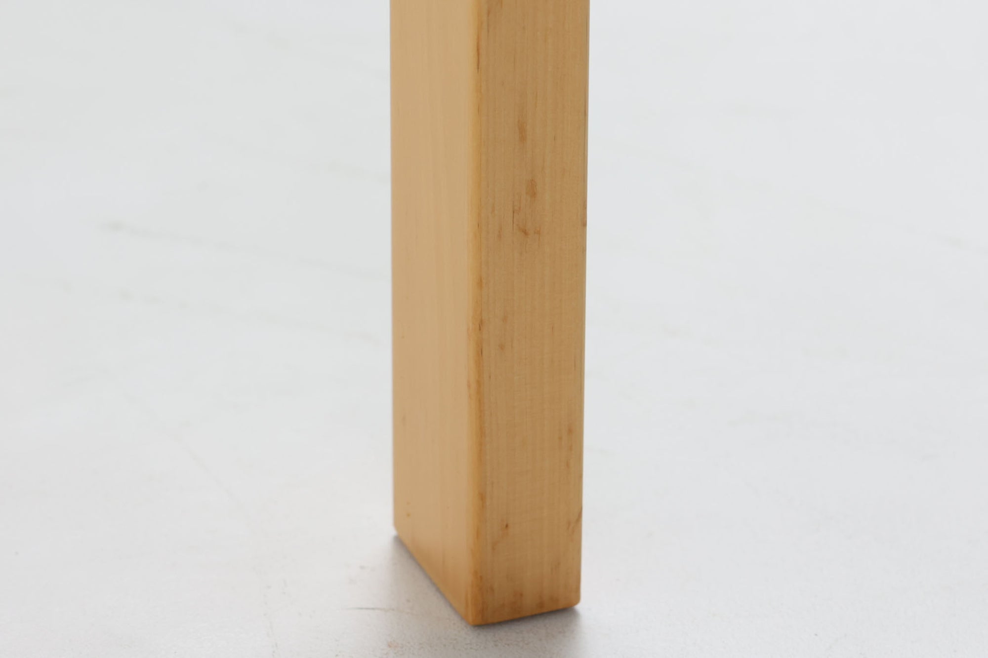 北欧より買い付けました。天板にはホワイトラミネートが使用されています。半円タイプで壁面に設置してダイニングテーブルとして使用できます。