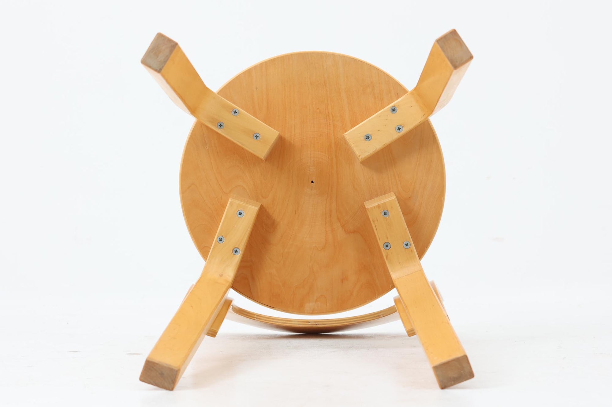 北欧より買い付けたアアルトデザインのNo.65チェアです。 非常にすっきりとしたフォルムで名作椅子ならではの風合いが感じられます。座面にはホワイトラミネートが使用されています。