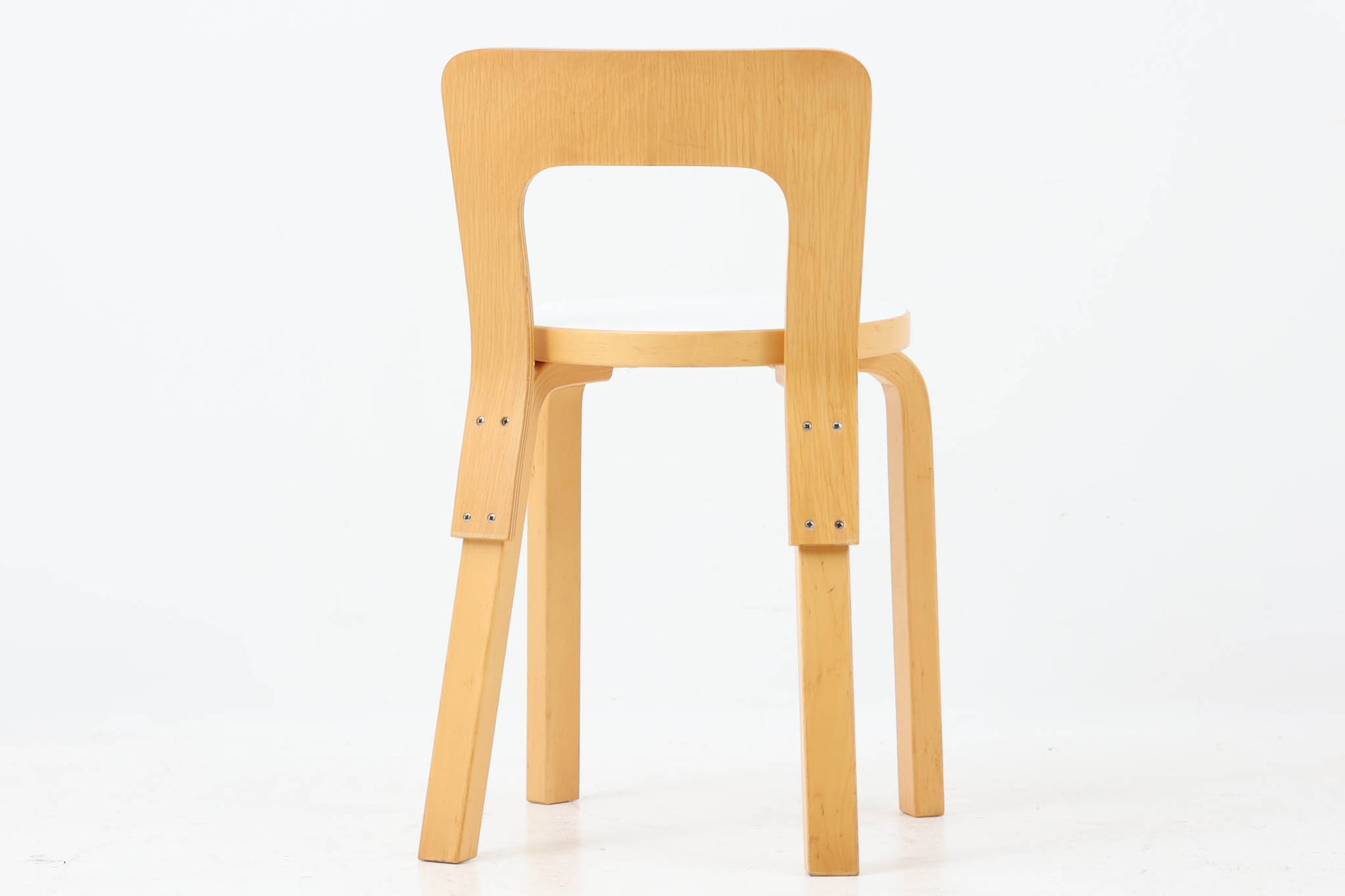 北欧より買い付けたアアルトデザインのNo.65チェアです。 非常にすっきりとしたフォルムで名作椅子ならではの風合いが感じられます。座面にはホワイトラミネートが使用されています。