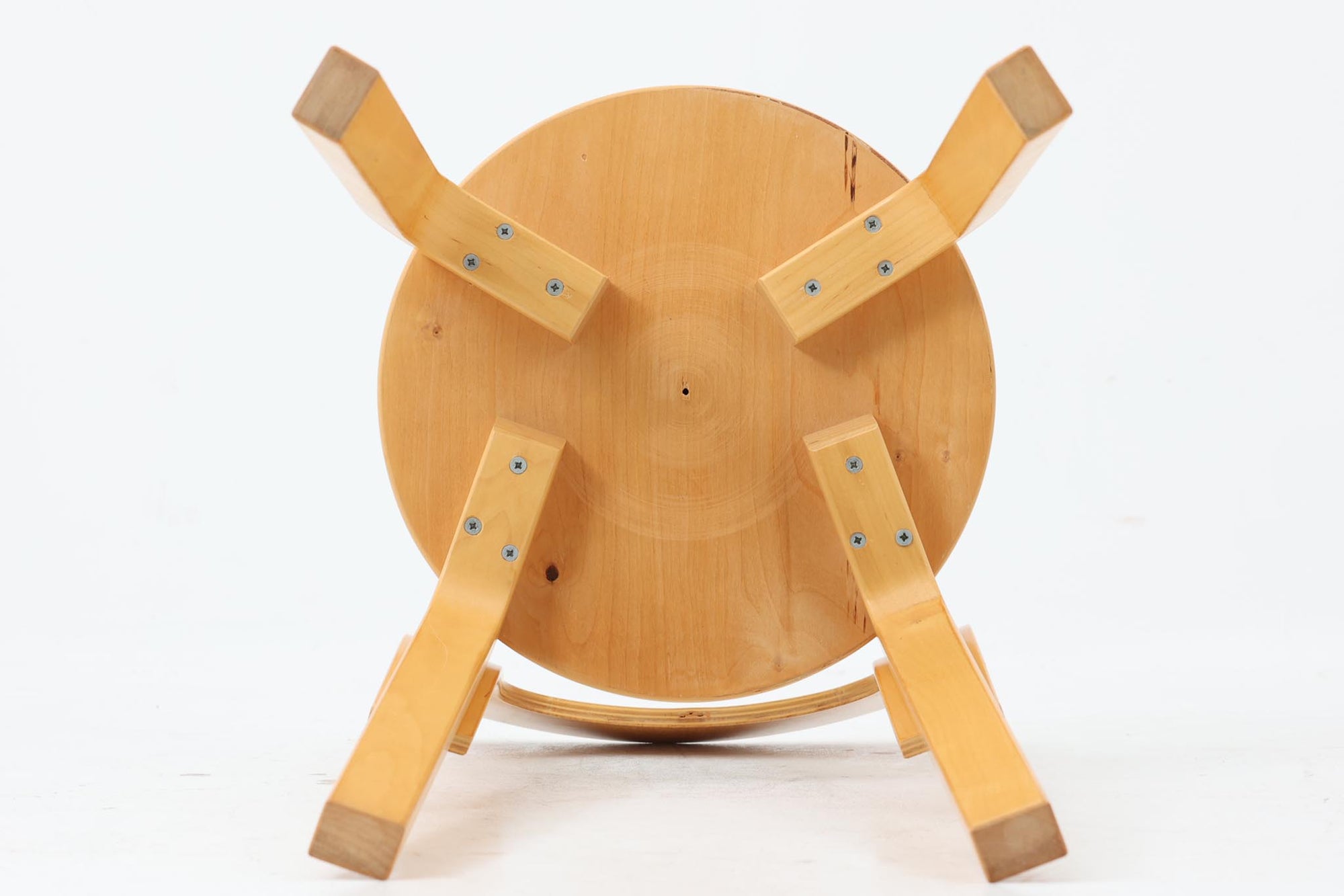 北欧より買い付けたアアルトデザインのNo.65チェアです。 非常にすっきりとしたフォルムで名作椅子ならではの風合いが感じられます。座面にはホワイトラミネートが使用されています。