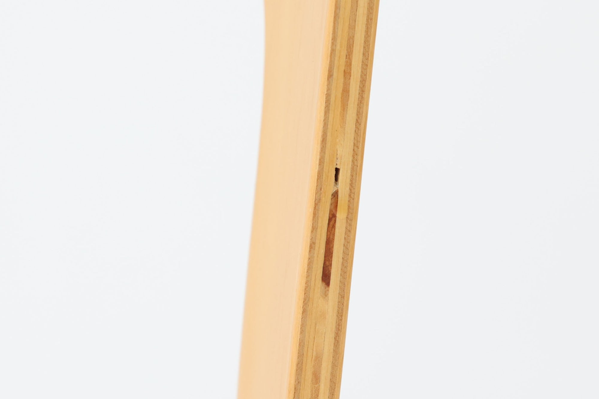 北欧より買い付けたアルヴァ・アアルトデザインNo66チェアです。 非常にすっきりとしたフォルムで名作椅子ならではの風合いが感じられます。座面にはホワイトラミネートが使用されています。