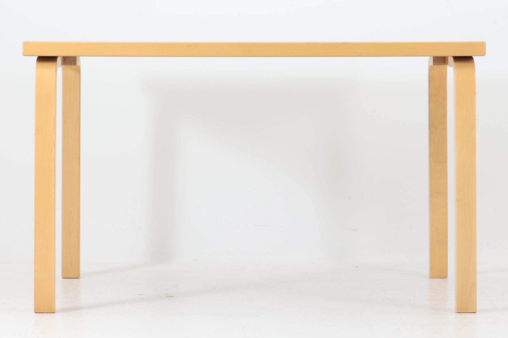 北欧より買い付けました。天板にはホワイトラミネートが使用されている新しいモデルです。