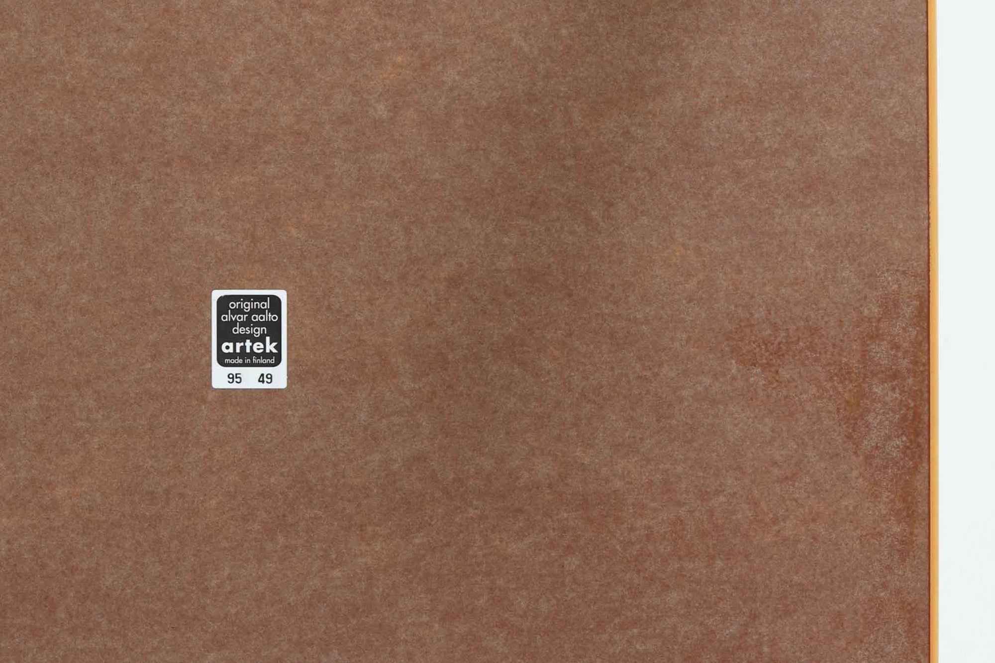 北欧より買い付けました。天板にはホワイトラミネートが使用されている新しいモデルです。