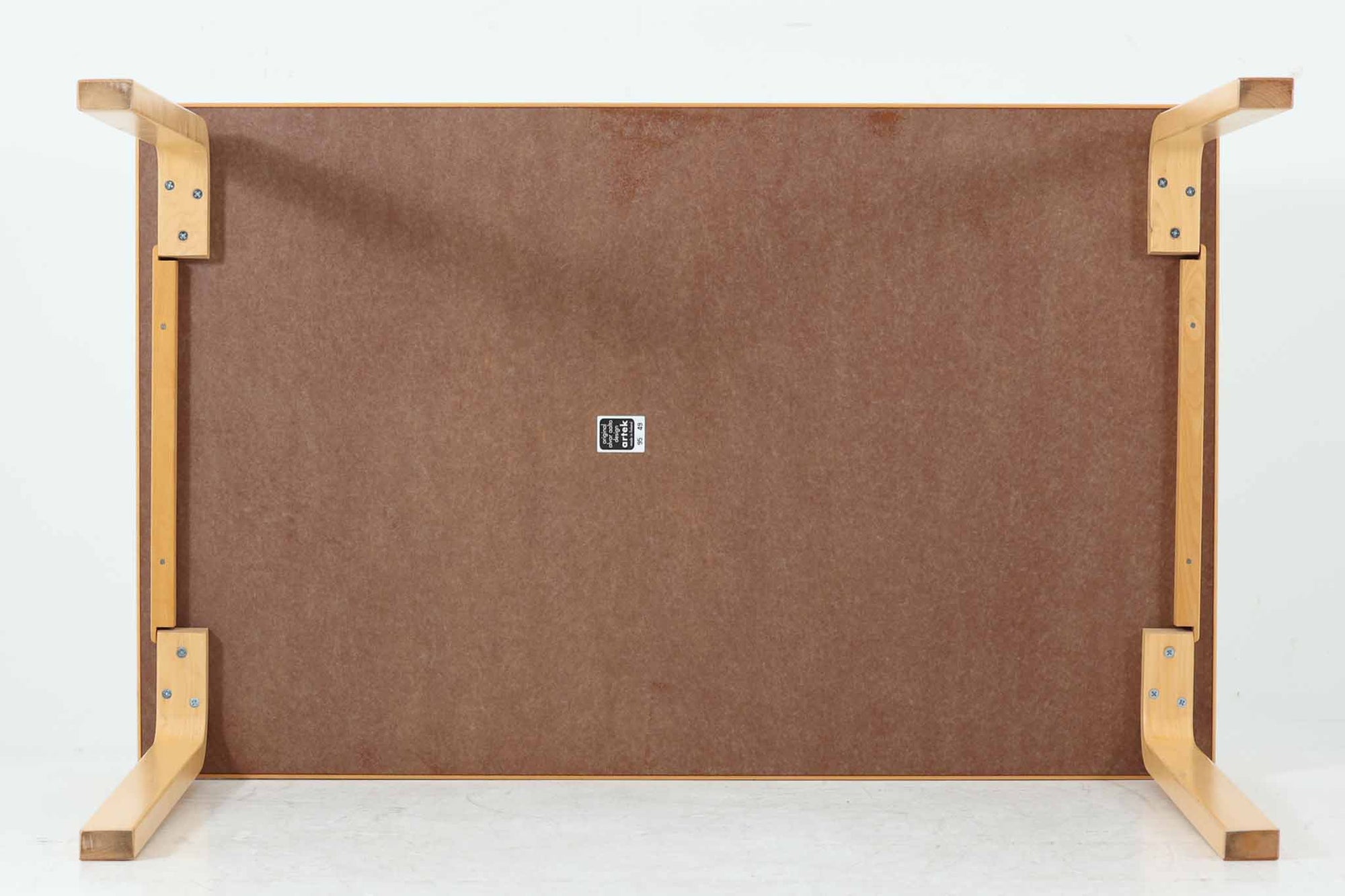 北欧より買い付けました。天板にはホワイトラミネートが使用されている新しいモデルです。