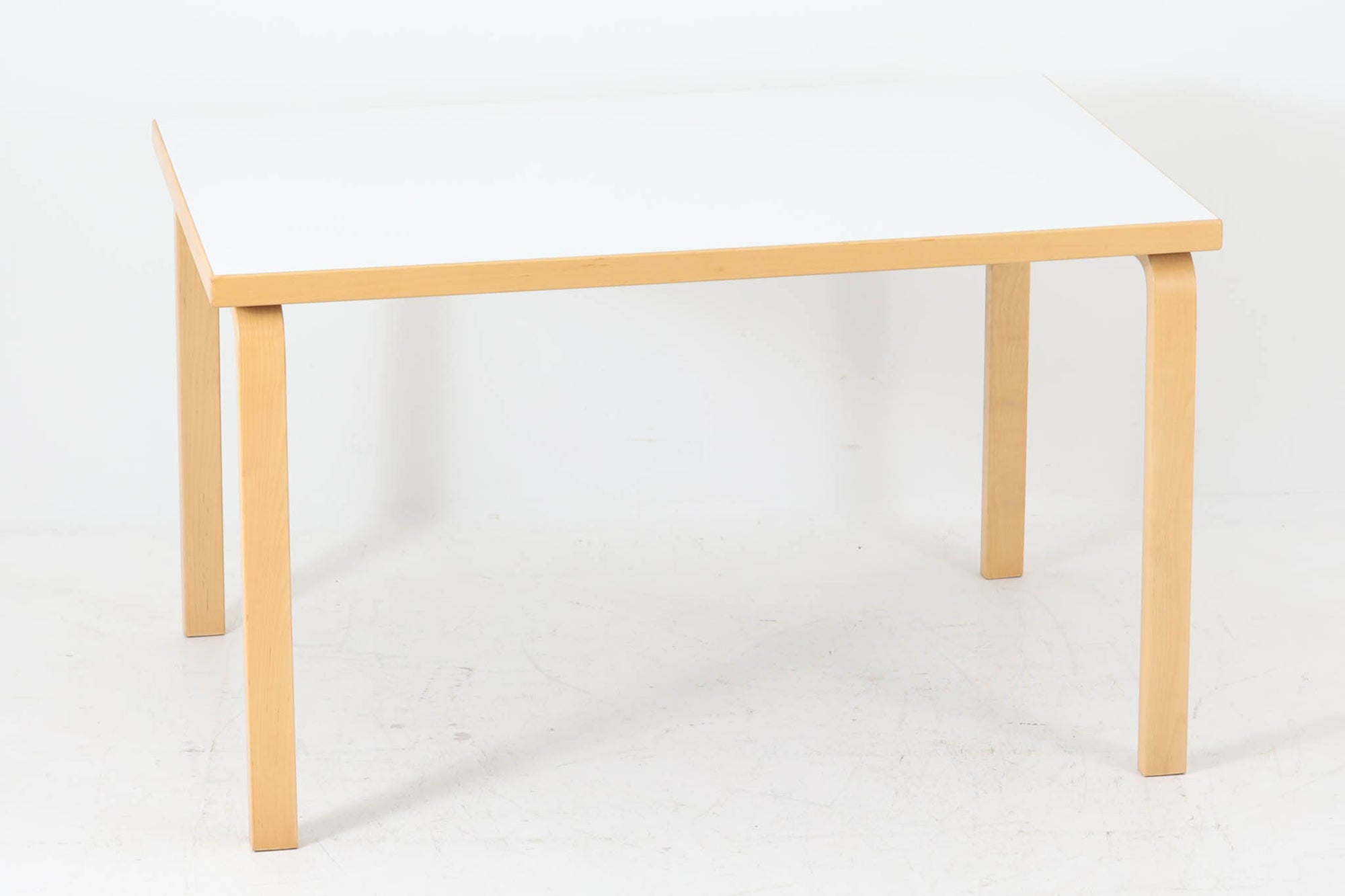 北欧より買い付けました。天板にはホワイトラミネートが使用されている新しいモデルです。