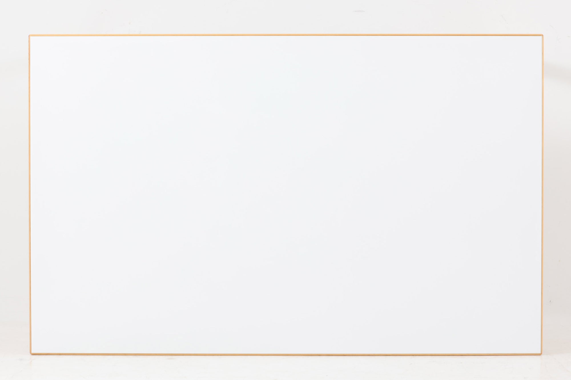 北欧より買い付けました。天板にはホワイトラミネートが使用されている新しいモデルです。