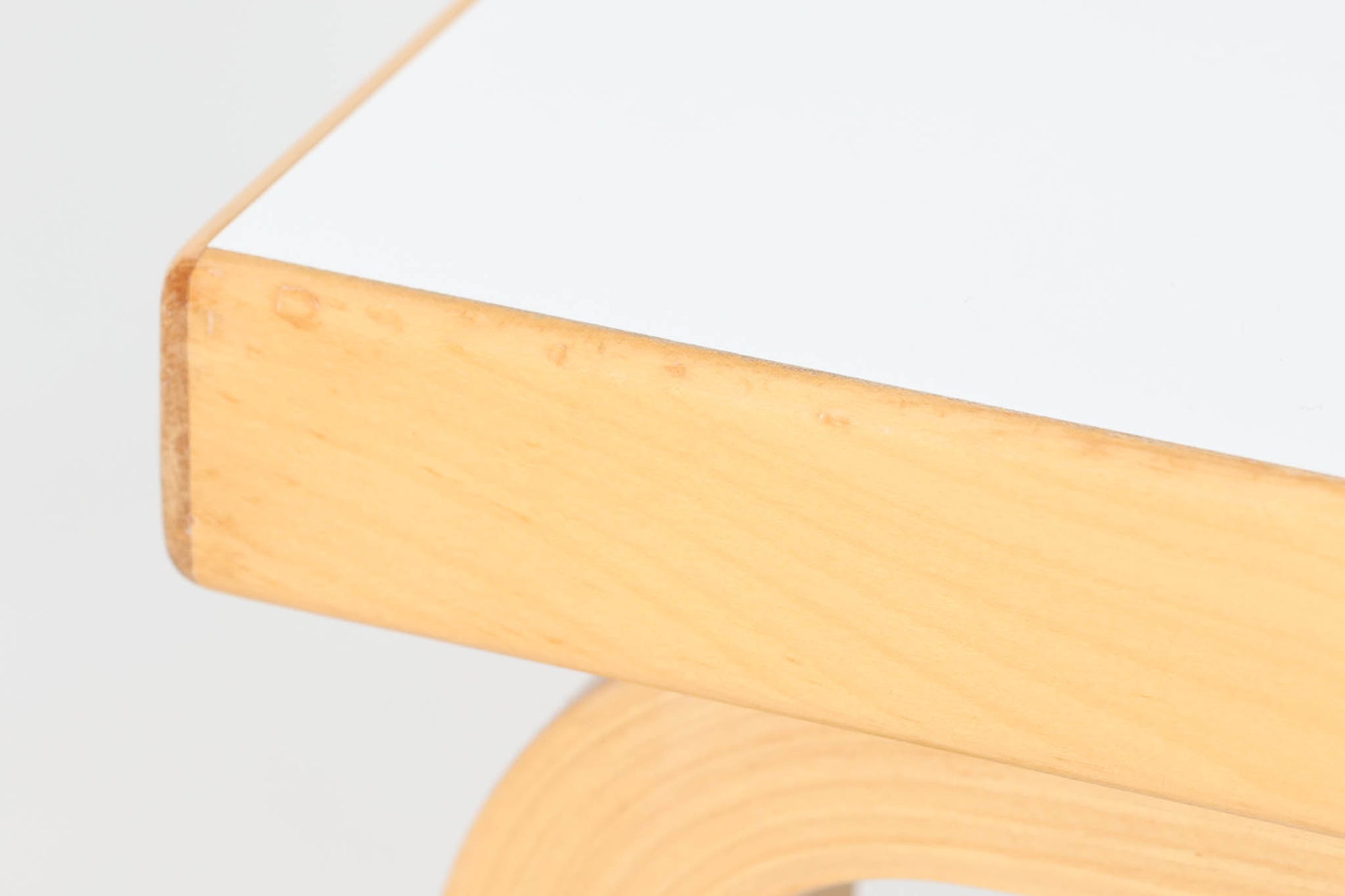 北欧より買い付けました。天板にはホワイトラミネートが使用されている新しいモデルです。