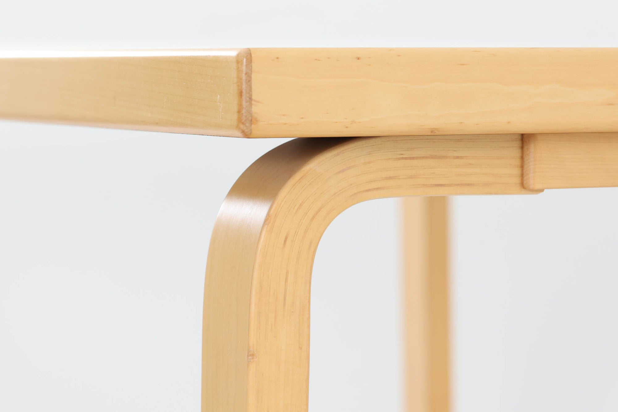 北欧より買い付けました。天板にはホワイトラミネートが使用されている新しいモデルです。