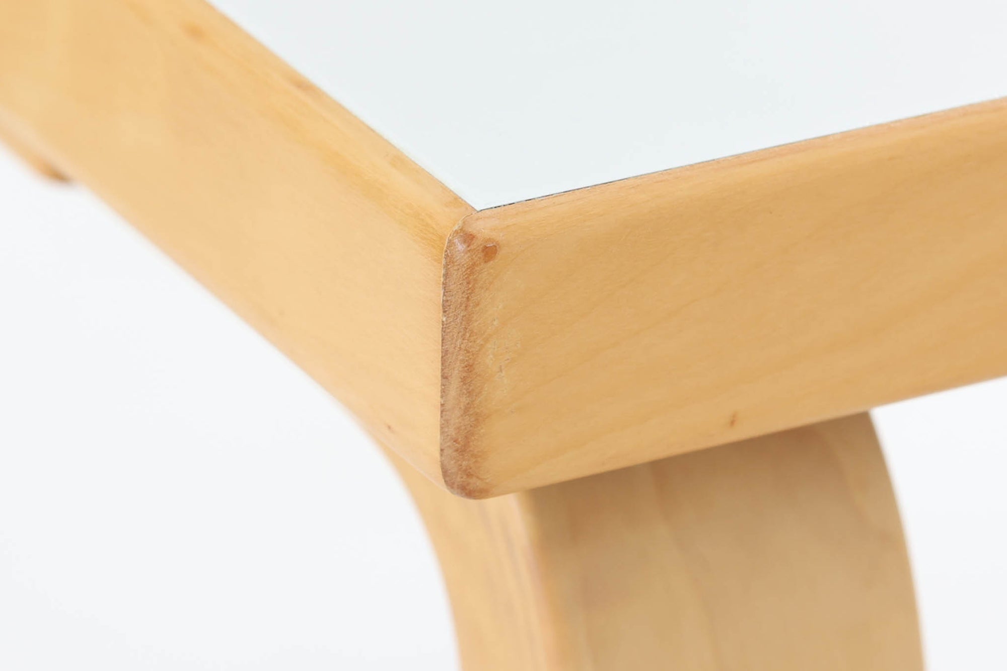 北欧より買い付けました。天板にはホワイトラミネートが使用されている新しいモデルです。