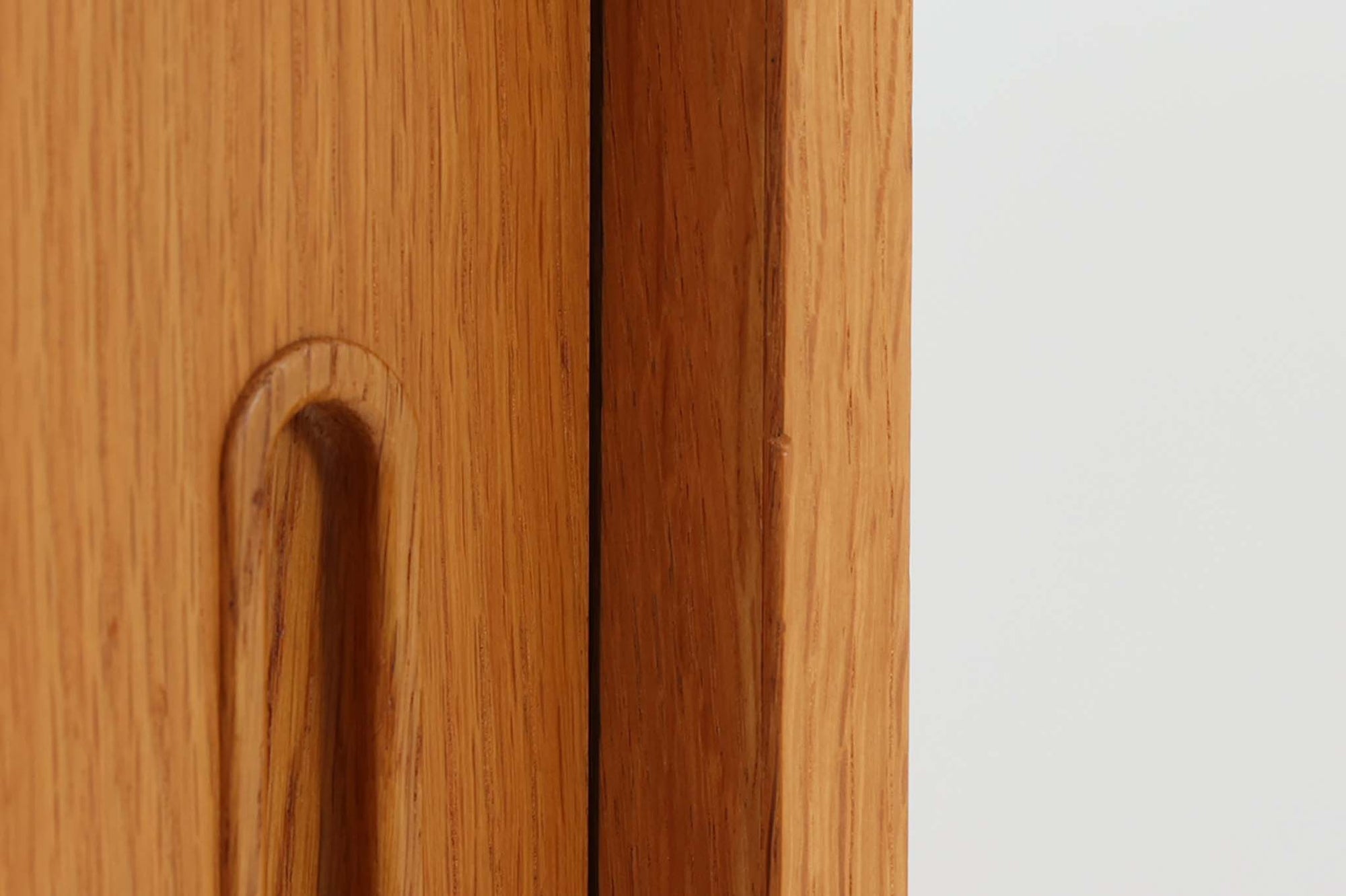 北欧より買い付けたサイドボードです。収納部の右側には、元々レコード収納用として設計されていたと思われる取り外し可能な縦仕切りがあり、幅の調整も可能です。棚板は取り外しできませんが、縦仕切りは全て取り外し可能で、大きなアイテムの収納にも対応できます。左側の収納部には、取り外しや可動が可能な引き出しが2杯備わっており、使い勝手も良好です。シンプルながらも高いクオリティを誇り、デンマークの家具デザイナーPoul Hundevadによってデザインされた本作は、デンマークの厳しい品質基準を満たした「DANISH FURNITUREmAKE'S CONTROL」のロゴシールが付いております。