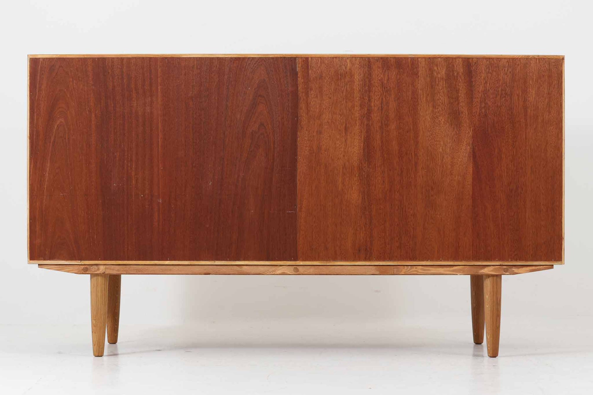 北欧より買い付けたサイドボードです。収納部の右側には、元々レコード収納用として設計されていたと思われる取り外し可能な縦仕切りがあり、幅の調整も可能です。棚板は取り外しできませんが、縦仕切りは全て取り外し可能で、大きなアイテムの収納にも対応できます。左側の収納部には、取り外しや可動が可能な引き出しが2杯備わっており、使い勝手も良好です。シンプルながらも高いクオリティを誇り、デンマークの家具デザイナーPoul Hundevadによってデザインされた本作は、デンマークの厳しい品質基準を満たした「DANISH FURNITUREmAKE'S CONTROL」のロゴシールが付いております。