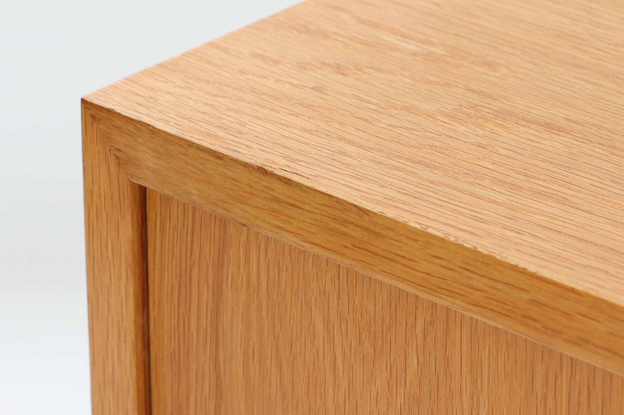 北欧より買い付けたサイドボードです。収納部の右側には、元々レコード収納用として設計されていたと思われる取り外し可能な縦仕切りがあり、幅の調整も可能です。棚板は取り外しできませんが、縦仕切りは全て取り外し可能で、大きなアイテムの収納にも対応できます。左側の収納部には、取り外しや可動が可能な引き出しが2杯備わっており、使い勝手も良好です。シンプルながらも高いクオリティを誇り、デンマークの家具デザイナーPoul Hundevadによってデザインされた本作は、デンマークの厳しい品質基準を満たした「DANISH FURNITUREmAKE'S CONTROL」のロゴシールが付いております。