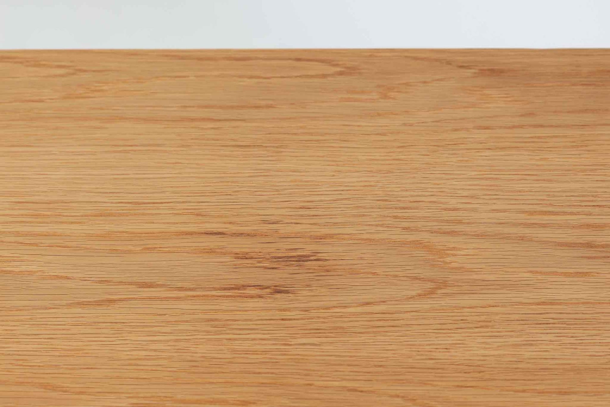 北欧より買い付けたサイドボードです。収納部の右側には、元々レコード収納用として設計されていたと思われる取り外し可能な縦仕切りがあり、幅の調整も可能です。棚板は取り外しできませんが、縦仕切りは全て取り外し可能で、大きなアイテムの収納にも対応できます。左側の収納部には、取り外しや可動が可能な引き出しが2杯備わっており、使い勝手も良好です。シンプルながらも高いクオリティを誇り、デンマークの家具デザイナーPoul Hundevadによってデザインされた本作は、デンマークの厳しい品質基準を満たした「DANISH FURNITUREmAKE'S CONTROL」のロゴシールが付いております。