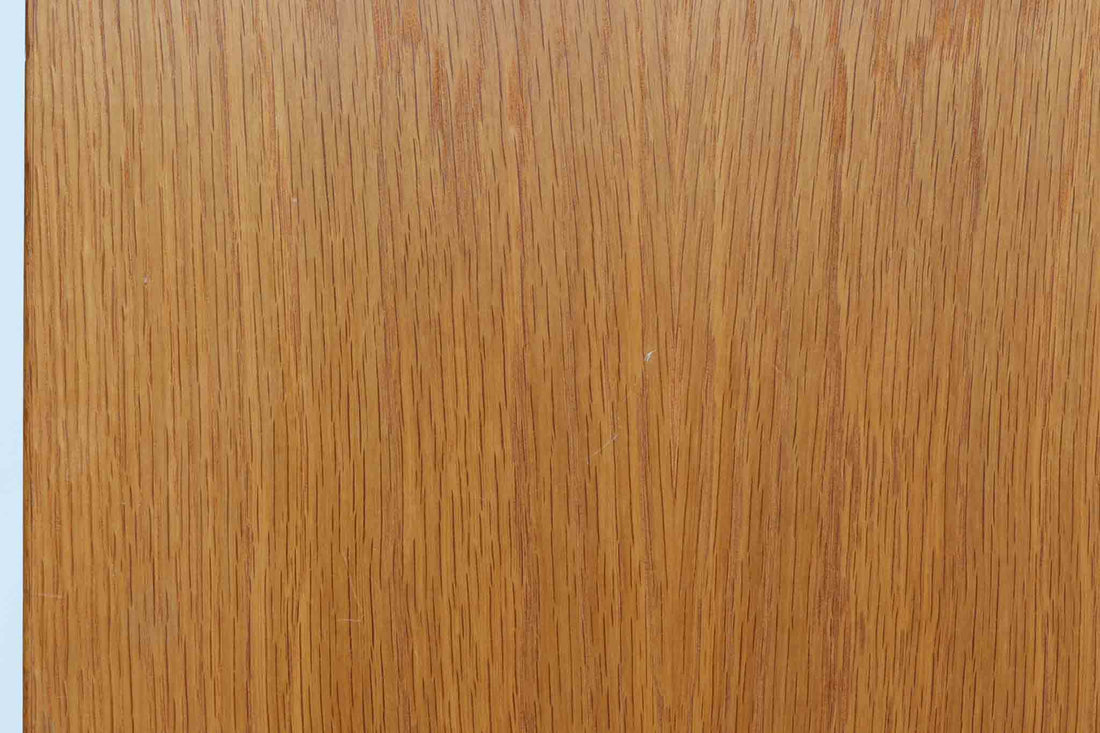 北欧より買い付けたサイドボードです。収納部の右側には、元々レコード収納用として設計されていたと思われる取り外し可能な縦仕切りがあり、幅の調整も可能です。棚板は取り外しできませんが、縦仕切りは全て取り外し可能で、大きなアイテムの収納にも対応できます。左側の収納部には、取り外しや可動が可能な引き出しが2杯備わっており、使い勝手も良好です。シンプルながらも高いクオリティを誇り、デンマークの家具デザイナーPoul Hundevadによってデザインされた本作は、デンマークの厳しい品質基準を満たした「DANISH FURNITUREmAKE'S CONTROL」のロゴシールが付いております。