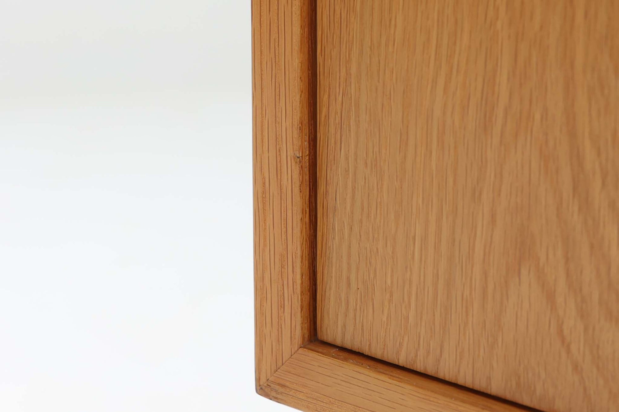 北欧より買い付けたサイドボードです。収納部の右側には、元々レコード収納用として設計されていたと思われる取り外し可能な縦仕切りがあり、幅の調整も可能です。棚板は取り外しできませんが、縦仕切りは全て取り外し可能で、大きなアイテムの収納にも対応できます。左側の収納部には、取り外しや可動が可能な引き出しが2杯備わっており、使い勝手も良好です。シンプルながらも高いクオリティを誇り、デンマークの家具デザイナーPoul Hundevadによってデザインされた本作は、デンマークの厳しい品質基準を満たした「DANISH FURNITUREmAKE'S CONTROL」のロゴシールが付いております。