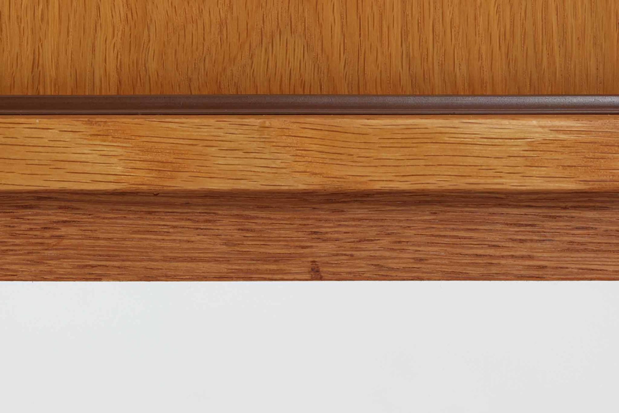 北欧より買い付けたサイドボードです。収納部の右側には、元々レコード収納用として設計されていたと思われる取り外し可能な縦仕切りがあり、幅の調整も可能です。棚板は取り外しできませんが、縦仕切りは全て取り外し可能で、大きなアイテムの収納にも対応できます。左側の収納部には、取り外しや可動が可能な引き出しが2杯備わっており、使い勝手も良好です。シンプルながらも高いクオリティを誇り、デンマークの家具デザイナーPoul Hundevadによってデザインされた本作は、デンマークの厳しい品質基準を満たした「DANISH FURNITUREmAKE'S CONTROL」のロゴシールが付いております。