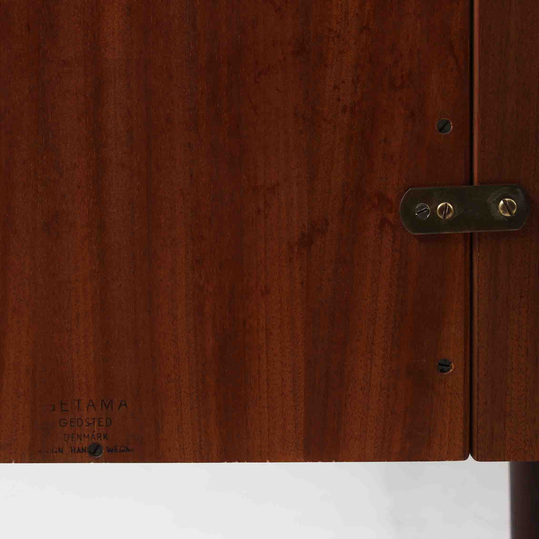 Hans J. Wegnerがデザインし、Getama社によって製造されたこちらのシングルベッドフレームは、チーク材とブラックの合皮パネルが上品に調和した、北欧ビンテージならではの美しい佇まいが魅力です。ヘッドボードにはブラックガラスを載せた引き出し付きのナイトテーブルが備えられていますが、取り外しが可能な構造となっており、空間や用途に応じて柔軟にレイアウトできます。堅牢なスノコ構造で寝具の通気性にも優れ、実用性とデザイン性を兼ね備えた一点です。