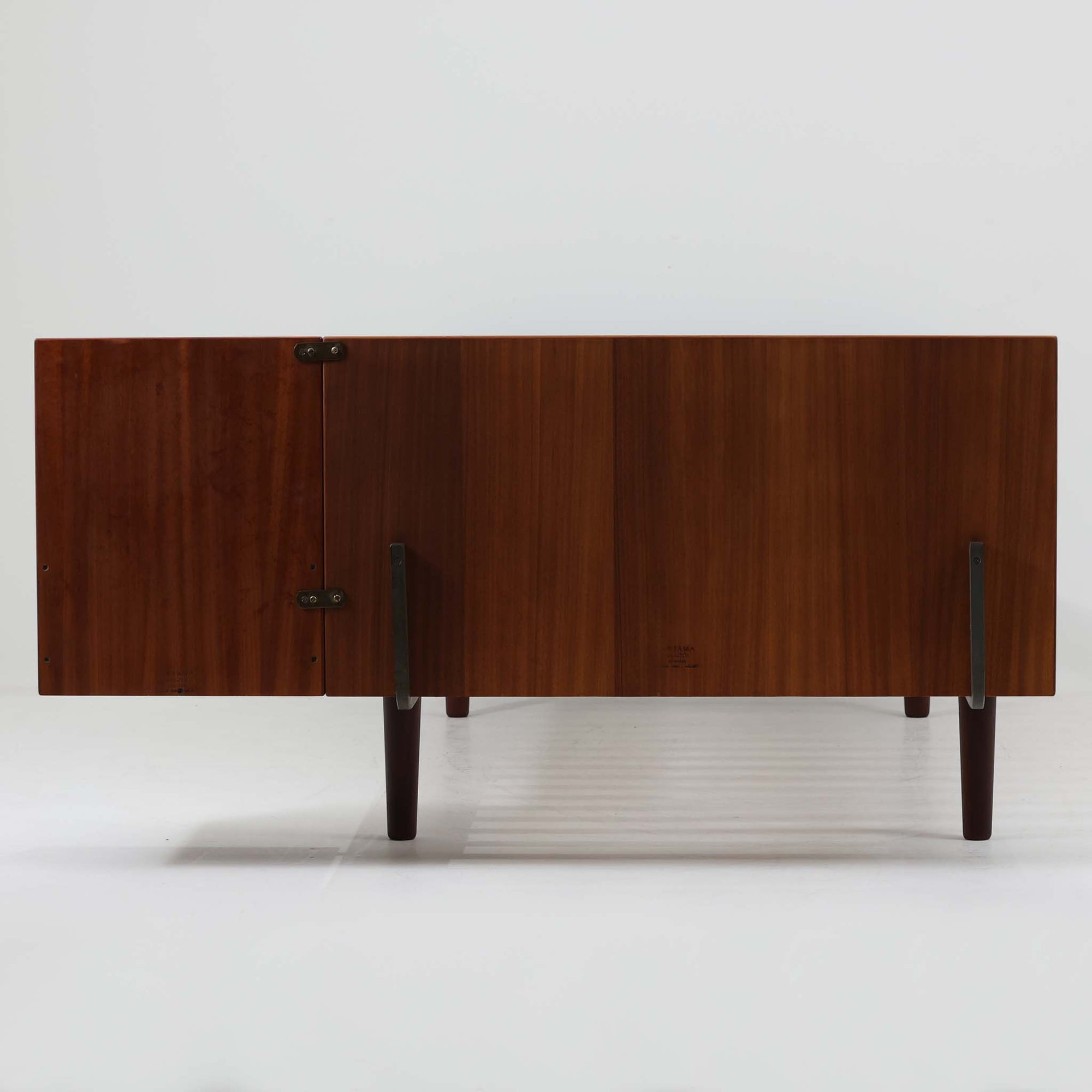 Hans J. Wegnerがデザインし、Getama社によって製造されたこちらのシングルベッドフレームは、チーク材とブラックの合皮パネルが上品に調和した、北欧ビンテージならではの美しい佇まいが魅力です。ヘッドボードにはブラックガラスを載せた引き出し付きのナイトテーブルが備えられていますが、取り外しが可能な構造となっており、空間や用途に応じて柔軟にレイアウトできます。堅牢なスノコ構造で寝具の通気性にも優れ、実用性とデザイン性を兼ね備えた一点です。