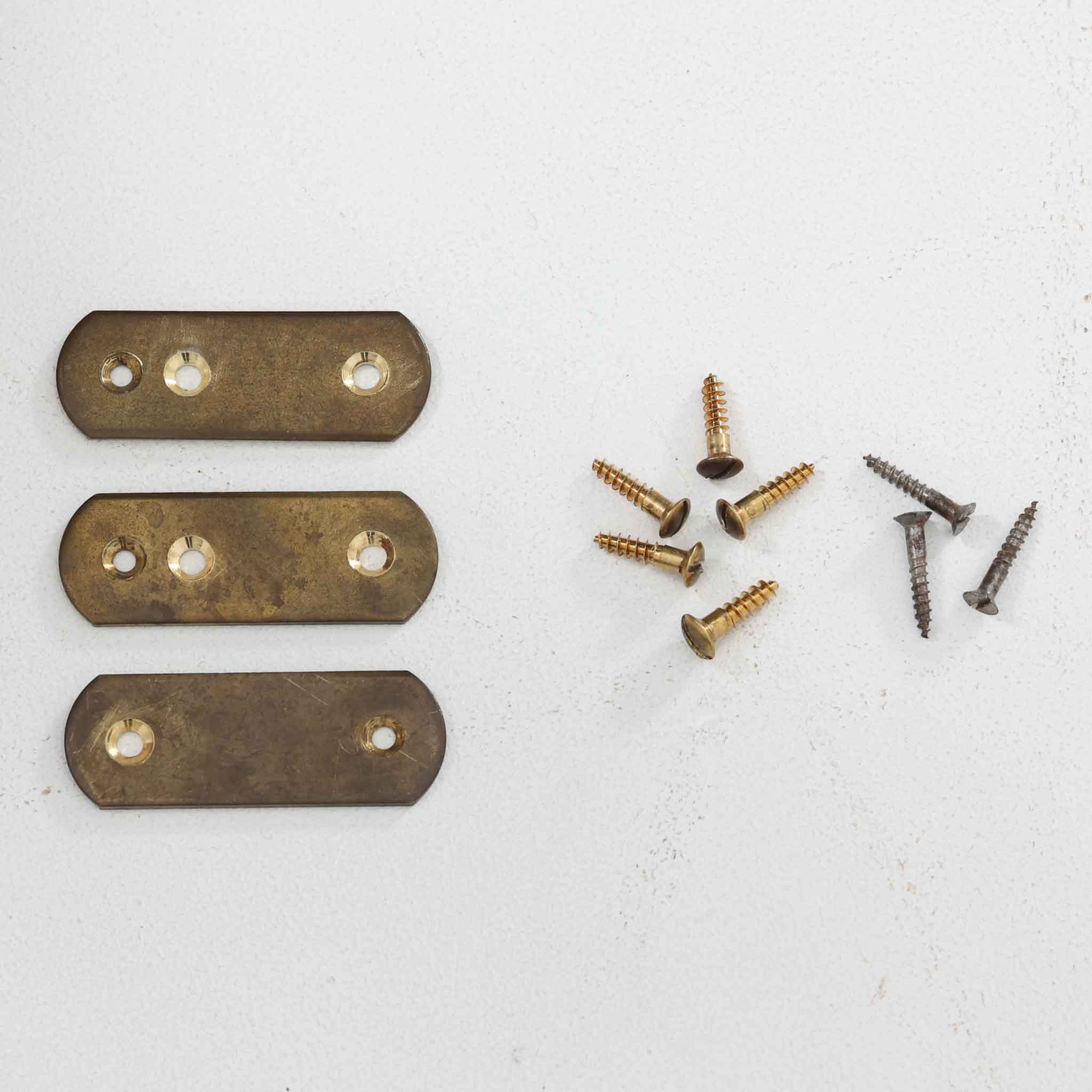 Hans J. Wegnerがデザインし、Getama社によって製造されたこちらのシングルベッドフレームは、チーク材とブラックの合皮パネルが上品に調和した、北欧ビンテージならではの美しい佇まいが魅力です。ヘッドボードにはブラックガラスを載せた引き出し付きのナイトテーブルが備えられていますが、取り外しが可能な構造となっており、空間や用途に応じて柔軟にレイアウトできます。堅牢なスノコ構造で寝具の通気性にも優れ、実用性とデザイン性を兼ね備えた一点です。