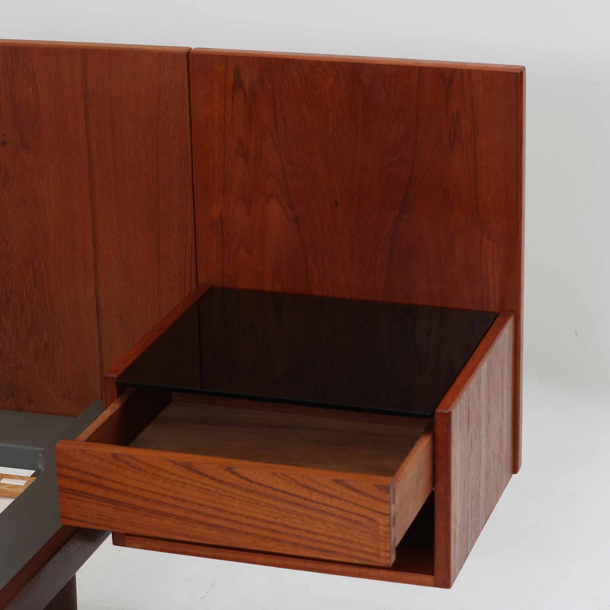 Hans J. Wegnerがデザインし、Getama社によって製造されたこちらのシングルベッドフレームは、チーク材とブラックの合皮パネルが上品に調和した、北欧ビンテージならではの美しい佇まいが魅力です。ヘッドボードにはブラックガラスを載せた引き出し付きのナイトテーブルが備えられていますが、取り外しが可能な構造となっており、空間や用途に応じて柔軟にレイアウトできます。堅牢なスノコ構造で寝具の通気性にも優れ、実用性とデザイン性を兼ね備えた一点です。