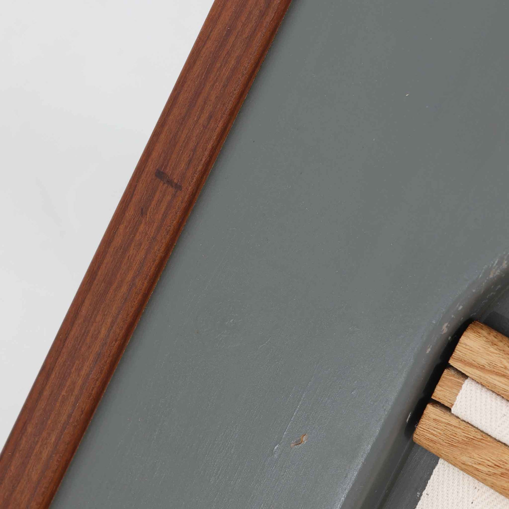 Hans J. Wegnerがデザインし、Getama社によって製造されたこちらのシングルベッドフレームは、チーク材とブラックの合皮パネルが上品に調和した、北欧ビンテージならではの美しい佇まいが魅力です。ヘッドボードにはブラックガラスを載せた引き出し付きのナイトテーブルが備えられていますが、取り外しが可能な構造となっており、空間や用途に応じて柔軟にレイアウトできます。堅牢なスノコ構造で寝具の通気性にも優れ、実用性とデザイン性を兼ね備えた一点です。