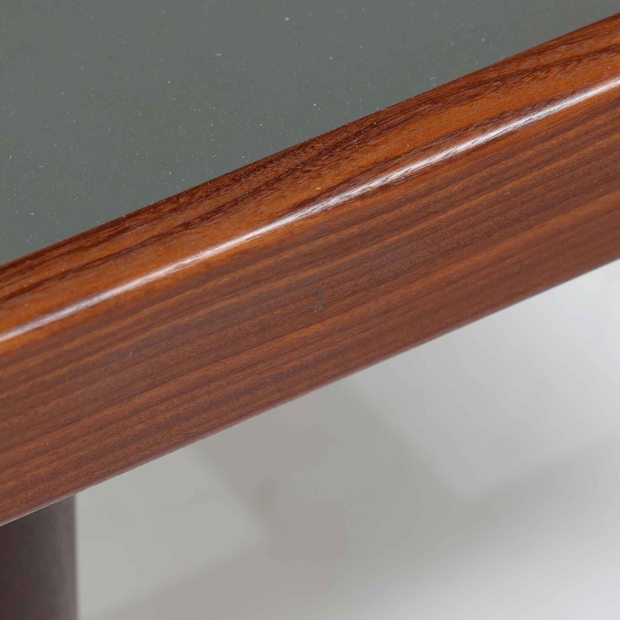 Hans J. Wegnerがデザインし、Getama社によって製造されたこちらのシングルベッドフレームは、チーク材とブラックの合皮パネルが上品に調和した、北欧ビンテージならではの美しい佇まいが魅力です。ヘッドボードにはブラックガラスを載せた引き出し付きのナイトテーブルが備えられていますが、取り外しが可能な構造となっており、空間や用途に応じて柔軟にレイアウトできます。堅牢なスノコ構造で寝具の通気性にも優れ、実用性とデザイン性を兼ね備えた一点です。