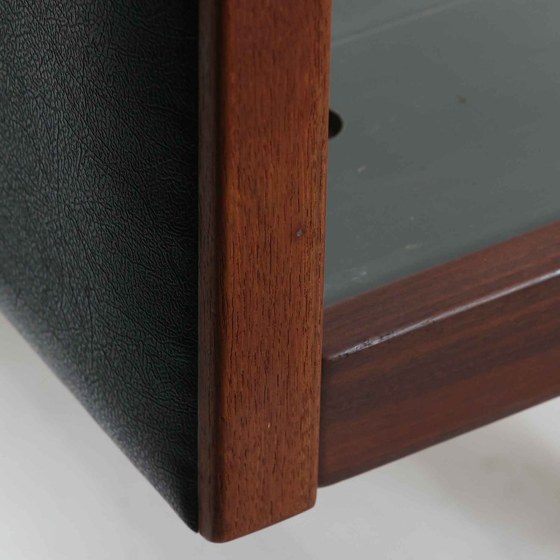 Hans J. Wegnerがデザインし、Getama社によって製造されたこちらのシングルベッドフレームは、チーク材とブラックの合皮パネルが上品に調和した、北欧ビンテージならではの美しい佇まいが魅力です。ヘッドボードにはブラックガラスを載せた引き出し付きのナイトテーブルが備えられていますが、取り外しが可能な構造となっており、空間や用途に応じて柔軟にレイアウトできます。堅牢なスノコ構造で寝具の通気性にも優れ、実用性とデザイン性を兼ね備えた一点です。