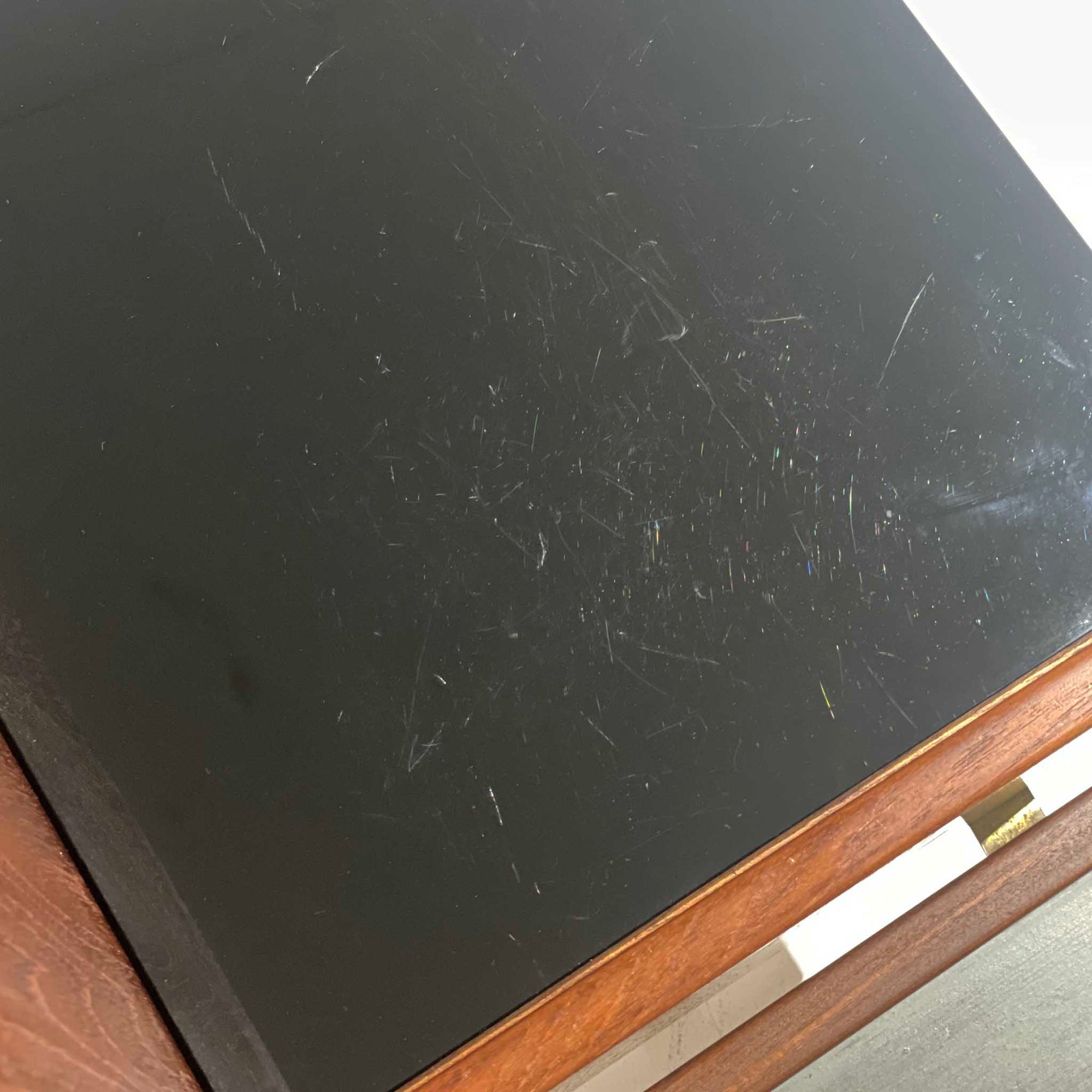 Hans J. Wegnerがデザインし、Getama社によって製造されたこちらのシングルベッドフレームは、チーク材とブラックの合皮パネルが上品に調和した、北欧ビンテージならではの美しい佇まいが魅力です。ヘッドボードにはブラックガラスを載せた引き出し付きのナイトテーブルが備えられていますが、取り外しが可能な構造となっており、空間や用途に応じて柔軟にレイアウトできます。堅牢なスノコ構造で寝具の通気性にも優れ、実用性とデザイン性を兼ね備えた一点です。