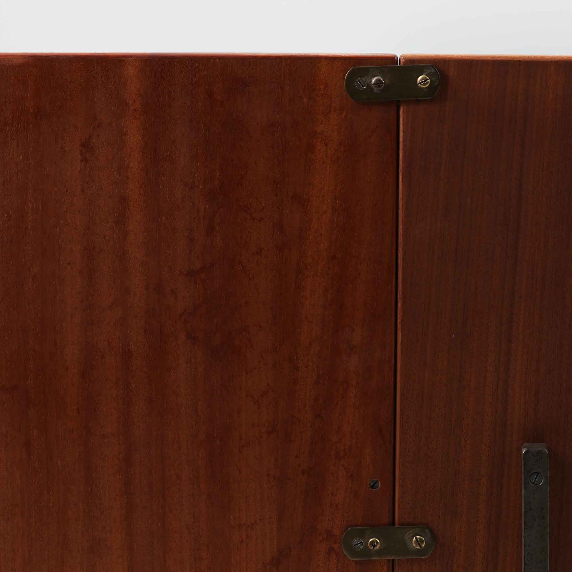 Hans J. Wegnerがデザインし、Getama社によって製造されたこちらのシングルベッドフレームは、チーク材とブラックの合皮パネルが上品に調和した、北欧ビンテージならではの美しい佇まいが魅力です。ヘッドボードにはブラックガラスを載せた引き出し付きのナイトテーブルが備えられていますが、取り外しが可能な構造となっており、空間や用途に応じて柔軟にレイアウトできます。堅牢なスノコ構造で寝具の通気性にも優れ、実用性とデザイン性を兼ね備えた一点です。