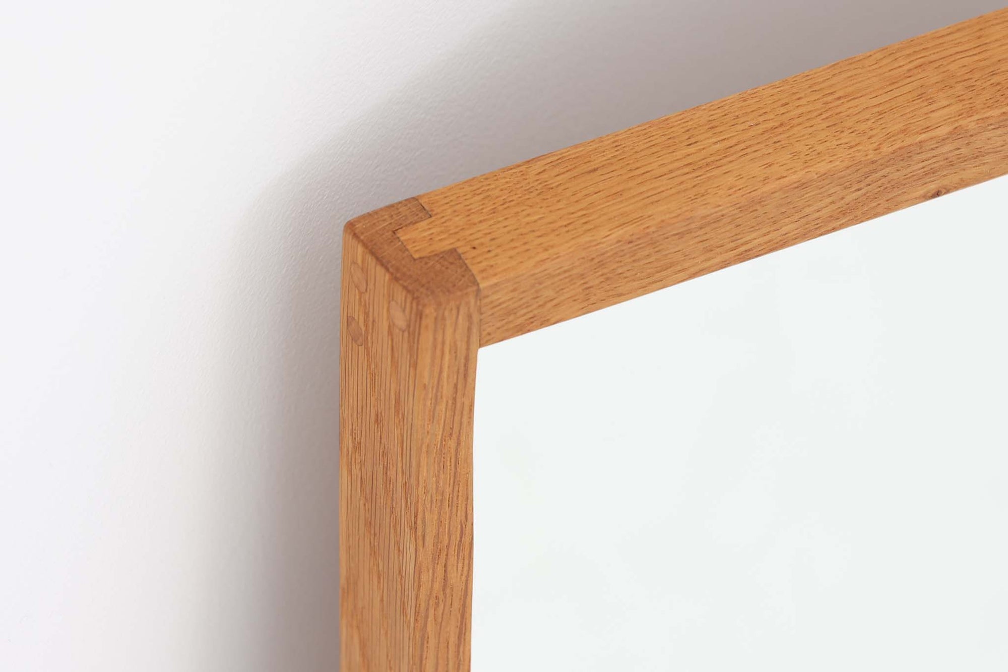 デンマークの家具ブランドAksel Kjersgaard（アクセル・キアスゴー）社製、Kai Kristiansen（カイ・クリスチャンセン）デザインのビンテージミラーです。シンプルで洗練された木製フレームは上質なオーク材で構成され、北欧デザインらしい端正な佇まいが魅力。職人技が光るフィンガージョイントや、背面の刻印からオリジナルであることが確認できます。玄関やリビング、寝室など様々な空間に自然と調和します。ビンテージならではの風合いと高い実用性を兼ね備えた一品です。