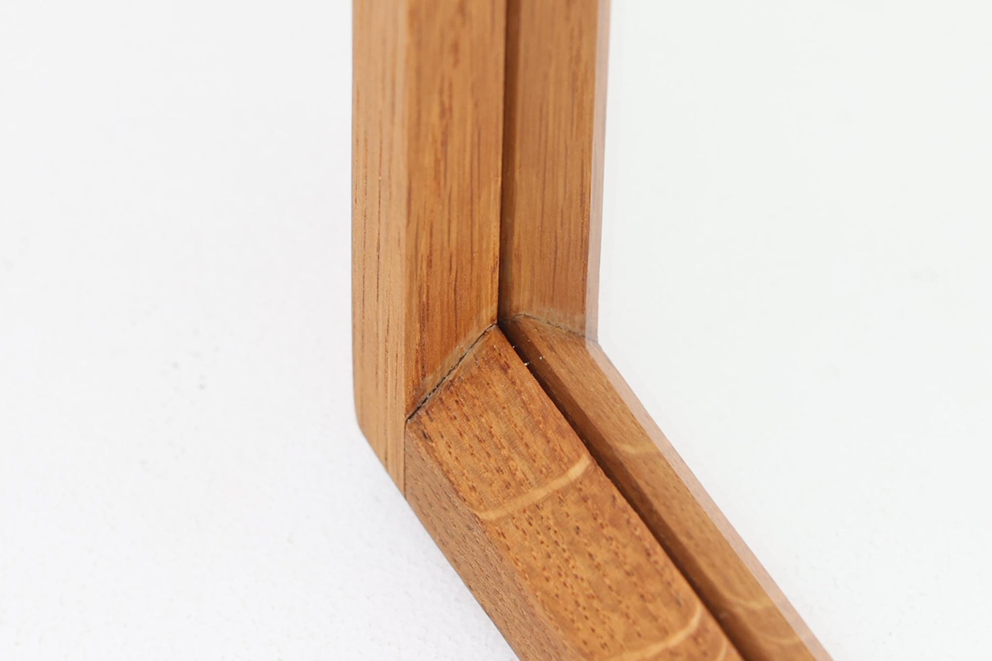 デンマークの家具ブランドAksel Kjersgaard（アクセル・キアスゴー）社製、Kai Kristiansen（カイ・クリスチャンセン）デザインのビンテージミラーです。シンプルで洗練された木製フレームは上質なオーク材で構成され、北欧デザインらしい端正な佇まいが魅力。職人技が光るフィンガージョイントや、背面の刻印からオリジナルであることが確認できます。玄関やリビング、寝室など様々な空間に自然と調和します。ビンテージならではの風合いと高い実用性を兼ね備えた一品です。