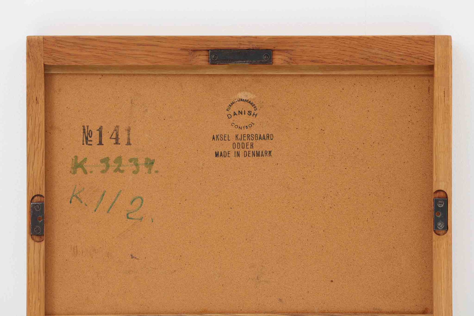 デンマークの家具ブランドAksel Kjersgaard（アクセル・キアスゴー）社製、Kai Kristiansen（カイ・クリスチャンセン）デザインのビンテージミラーです。シンプルで洗練された木製フレームは上質なオーク材で構成され、北欧デザインらしい端正な佇まいが魅力。職人技が光るフィンガージョイントや、背面の刻印からオリジナルであることが確認できます。玄関やリビング、寝室など様々な空間に自然と調和します。ビンテージならではの風合いと高い実用性を兼ね備えた一品です。