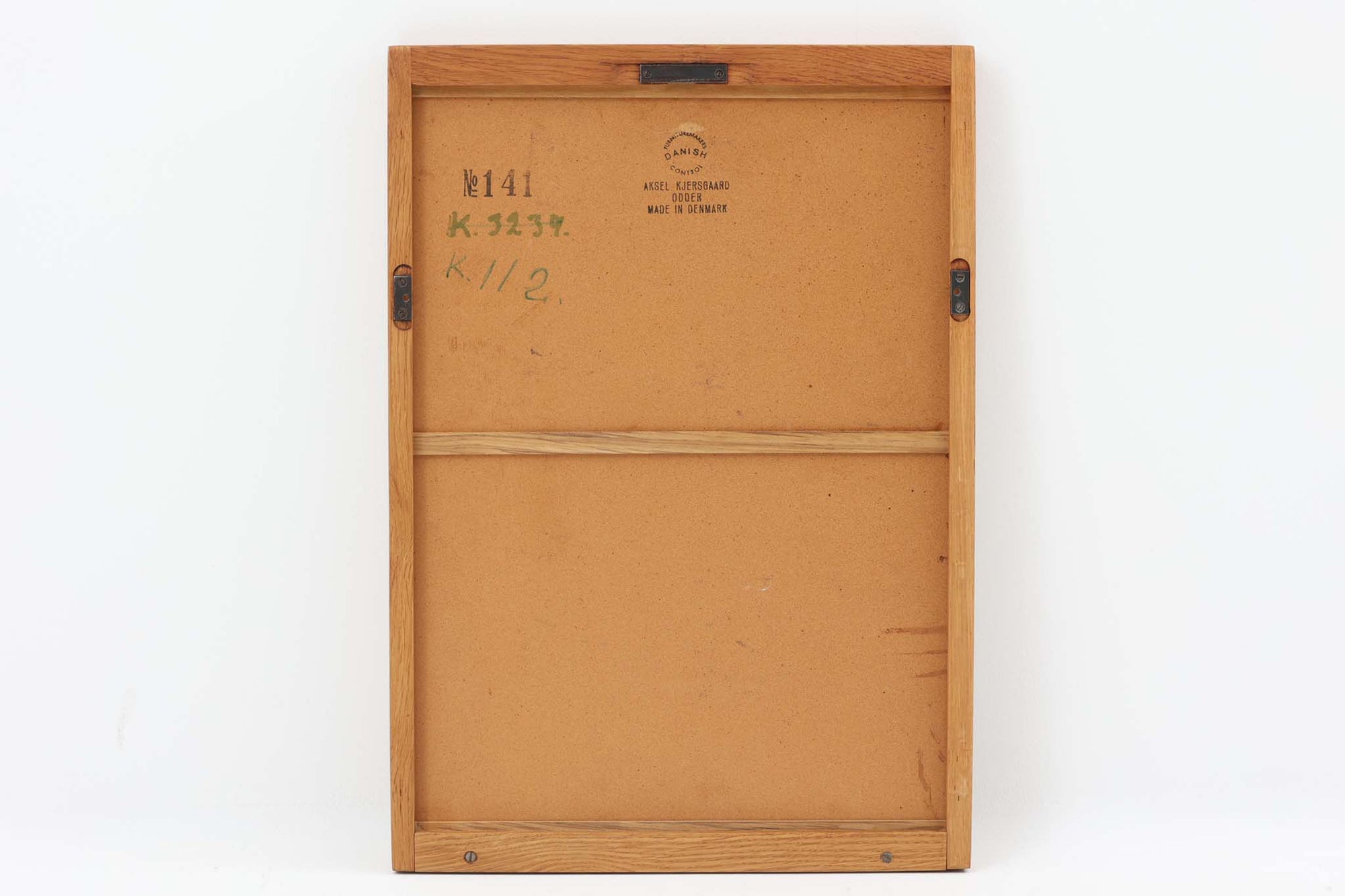 デンマークの家具ブランドAksel Kjersgaard（アクセル・キアスゴー）社製、Kai Kristiansen（カイ・クリスチャンセン）デザインのビンテージミラーです。シンプルで洗練された木製フレームは上質なオーク材で構成され、北欧デザインらしい端正な佇まいが魅力。職人技が光るフィンガージョイントや、背面の刻印からオリジナルであることが確認できます。玄関やリビング、寝室など様々な空間に自然と調和します。ビンテージならではの風合いと高い実用性を兼ね備えた一品です。