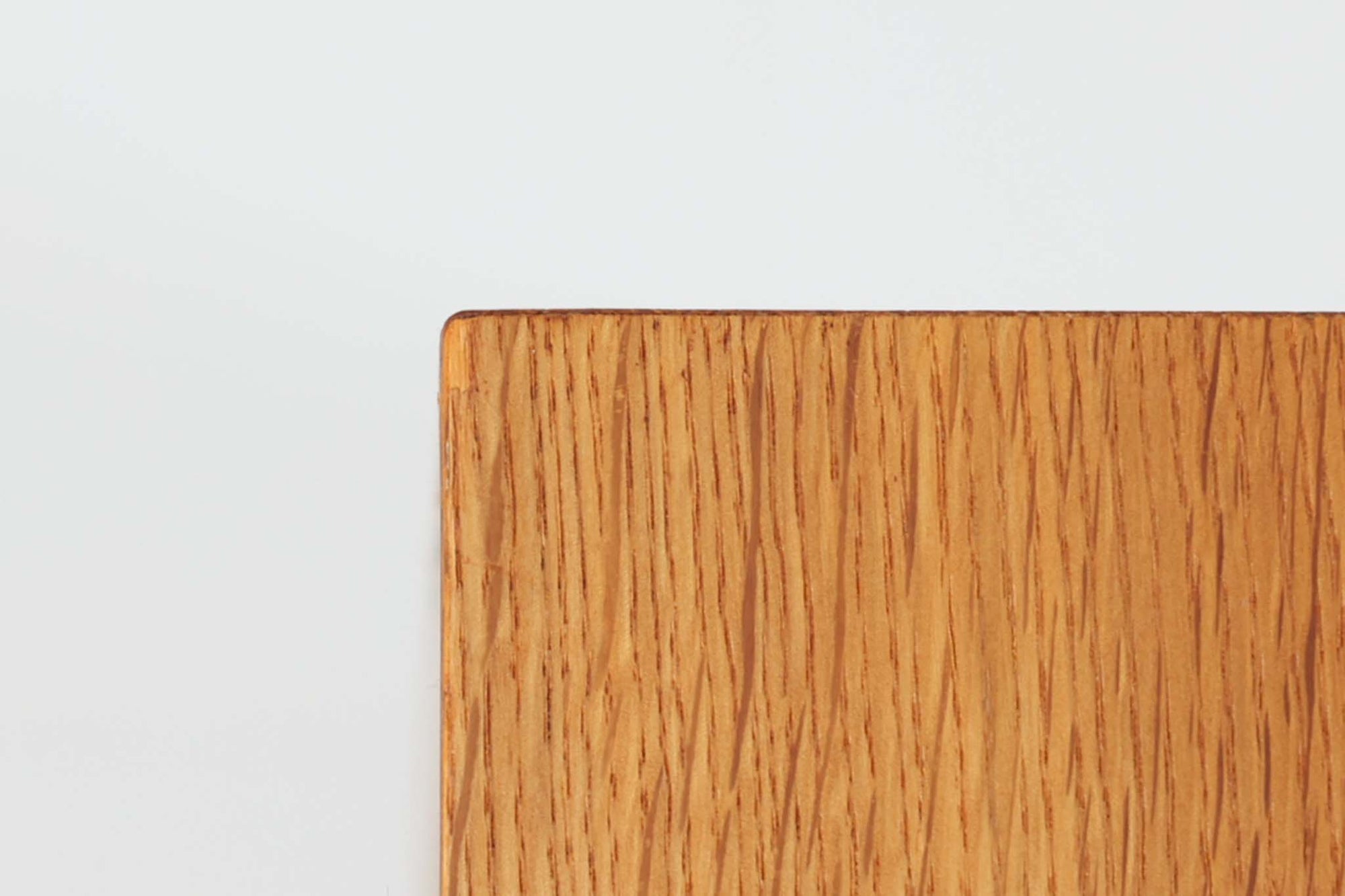 北欧より買い付けたHans J. Wegnerデザインのブックシェルフです。 彼のキャビネット類を数多く手がけたRY mobler社製の本棚です。本体はオーク材が使用されています。 シンプルなデザインながらも要所要所にウェグナーらしいデザインが施してあり、実用性にも優れている逸品です。こちらは全ての棚板の高さ調整が出来る珍しいモデルです。