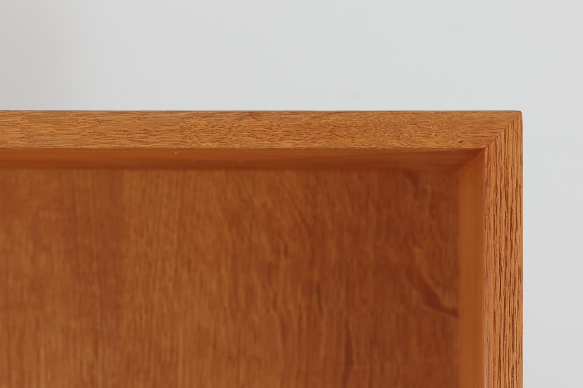 北欧より買い付けたHans J. Wegnerデザインのブックシェルフです。 彼のキャビネット類を数多く手がけたRY mobler社製の本棚です。本体はオーク材が使用されています。 シンプルなデザインながらも要所要所にウェグナーらしいデザインが施してあり、実用性にも優れている逸品です。こちらは全ての棚板の高さ調整が出来る珍しいモデルです。