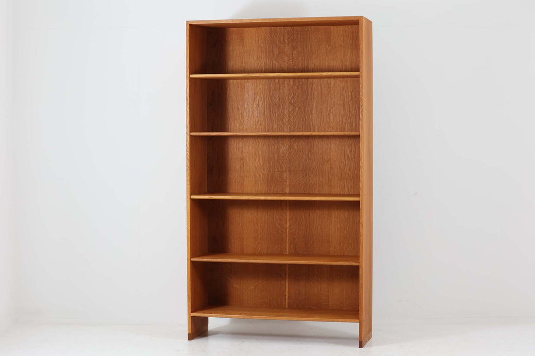 北欧より買い付けたHans J. Wegnerデザインのブックシェルフです。 彼のキャビネット類を数多く手がけたRY mobler社製の本棚です。本体はオーク材が使用されています。 シンプルなデザインながらも要所要所にウェグナーらしいデザインが施してあり、実用性にも優れている逸品です。こちらは全ての棚板の高さ調整が出来る珍しいモデルです。
