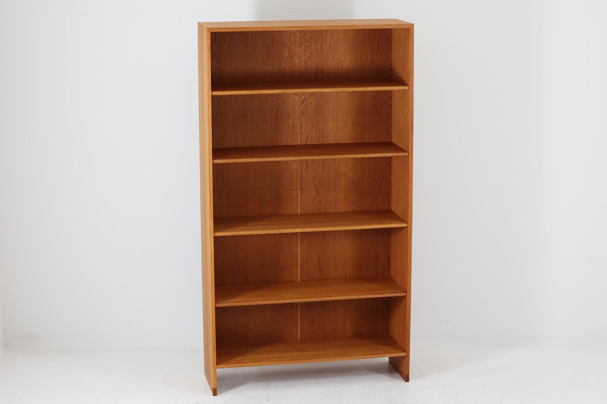 北欧より買い付けたHans J. Wegnerデザインのブックシェルフです。 彼のキャビネット類を数多く手がけたRY mobler社製の本棚です。本体はオーク材が使用されています。 シンプルなデザインながらも要所要所にウェグナーらしいデザインが施してあり、実用性にも優れている逸品です。こちらは全ての棚板の高さ調整が出来る珍しいモデルです。