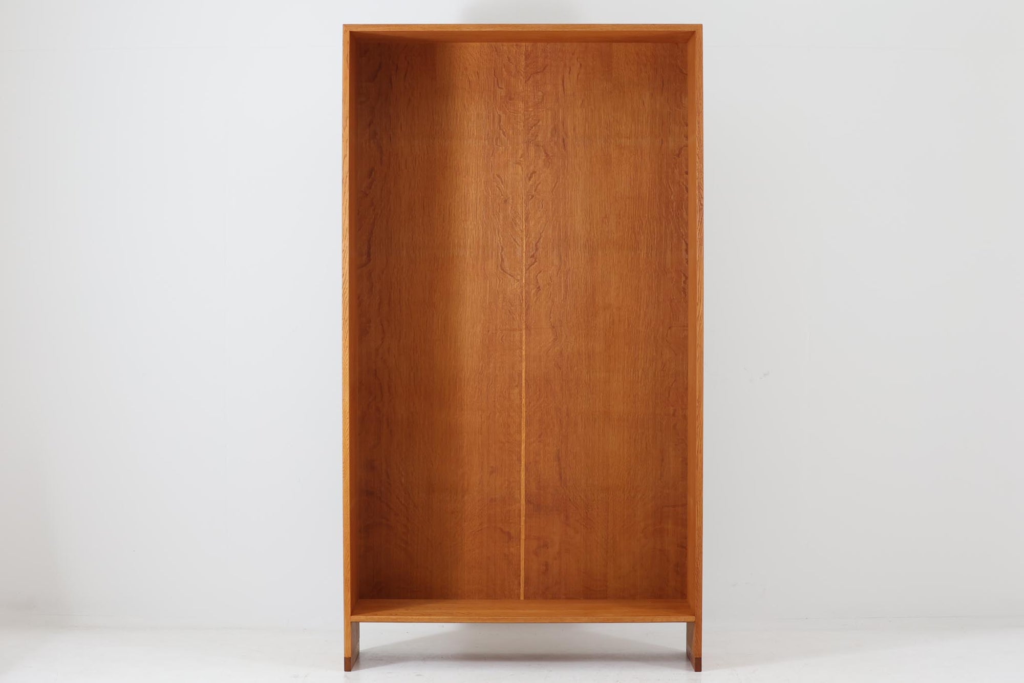 北欧より買い付けたHans J. Wegnerデザインのブックシェルフです。 彼のキャビネット類を数多く手がけたRY mobler社製の本棚です。本体はオーク材が使用されています。 シンプルなデザインながらも要所要所にウェグナーらしいデザインが施してあり、実用性にも優れている逸品です。こちらは全ての棚板の高さ調整が出来る珍しいモデルです。