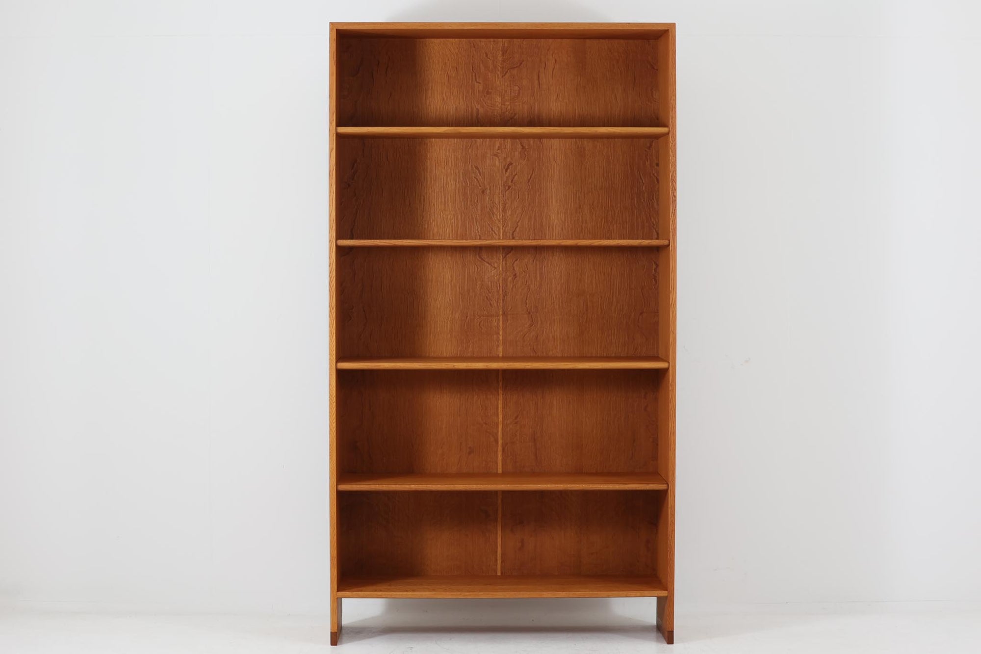 北欧より買い付けたHans J. Wegnerデザインのブックシェルフです。 彼のキャビネット類を数多く手がけたRY mobler社製の本棚です。本体はオーク材が使用されています。 シンプルなデザインながらも要所要所にウェグナーらしいデザインが施してあり、実用性にも優れている逸品です。こちらは全ての棚板の高さ調整が出来る珍しいモデルです。