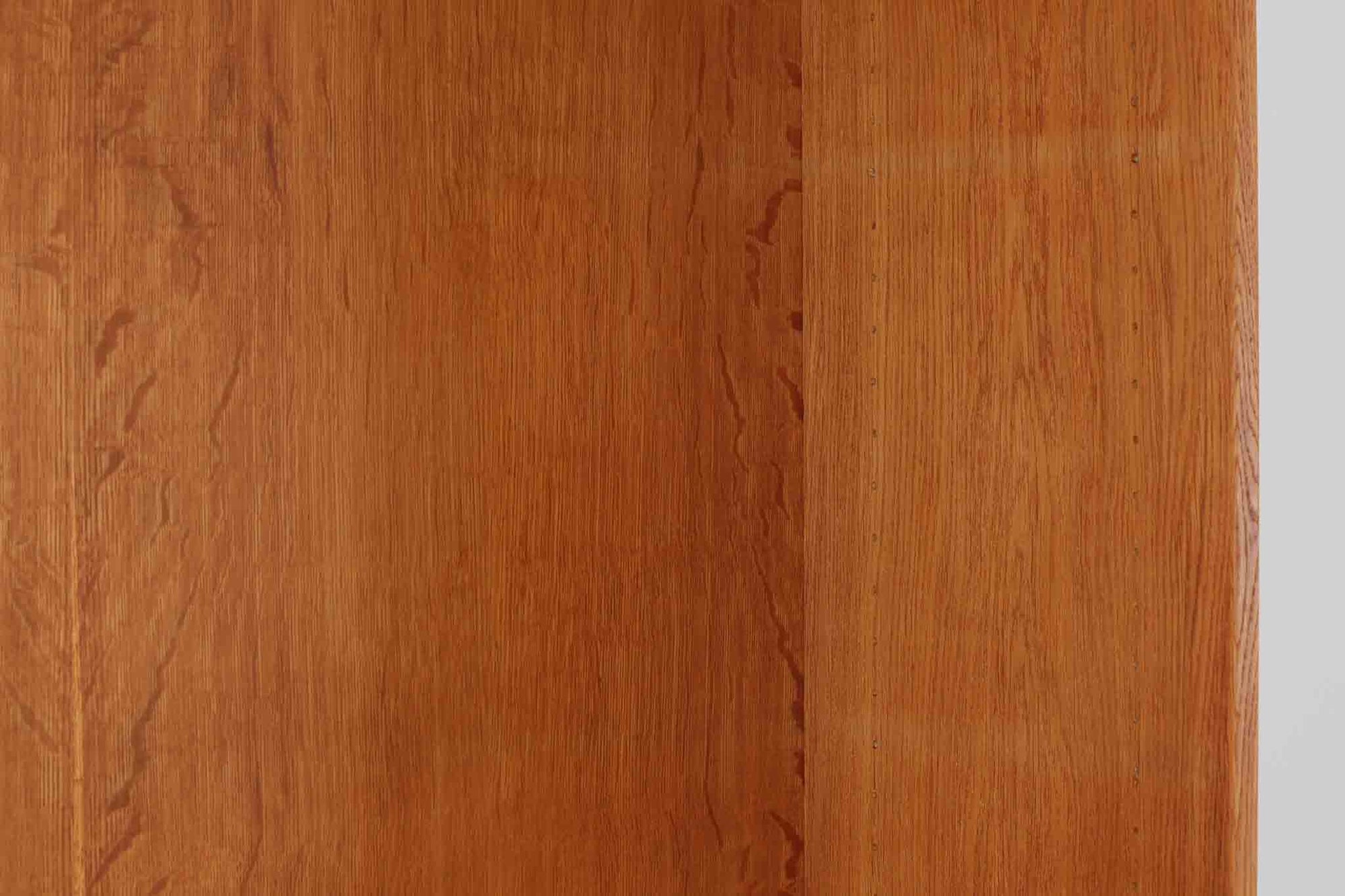 北欧より買い付けたHans J. Wegnerデザインのブックシェルフです。 彼のキャビネット類を数多く手がけたRY mobler社製の本棚です。本体はオーク材が使用されています。 シンプルなデザインながらも要所要所にウェグナーらしいデザインが施してあり、実用性にも優れている逸品です。こちらは全ての棚板の高さ調整が出来る珍しいモデルです。