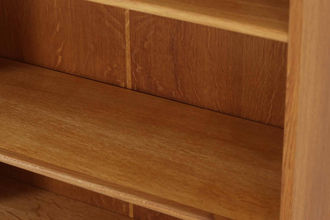 北欧より買い付けたHans J. Wegnerデザインのブックシェルフです。 彼のキャビネット類を数多く手がけたRY mobler社製の本棚です。本体はオーク材が使用されています。 シンプルなデザインながらも要所要所にウェグナーらしいデザインが施してあり、実用性にも優れている逸品です。こちらは全ての棚板の高さ調整が出来る珍しいモデルです。