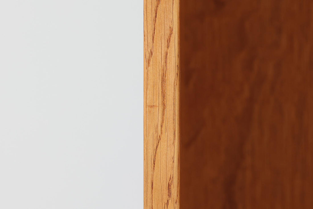北欧より買い付けたHans J. Wegnerデザインのブックシェルフです。 彼のキャビネット類を数多く手がけたRY mobler社製の本棚です。本体はオーク材が使用されています。 シンプルなデザインながらも要所要所にウェグナーらしいデザインが施してあり、実用性にも優れている逸品です。こちらは全ての棚板の高さ調整が出来る珍しいモデルです。