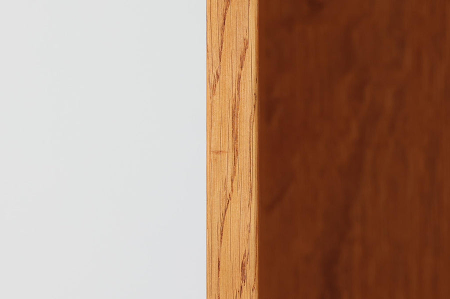 北欧より買い付けたHans J. Wegnerデザインのブックシェルフです。 彼のキャビネット類を数多く手がけたRY mobler社製の本棚です。本体はオーク材が使用されています。 シンプルなデザインながらも要所要所にウェグナーらしいデザインが施してあり、実用性にも優れている逸品です。こちらは全ての棚板の高さ調整が出来る珍しいモデルです。