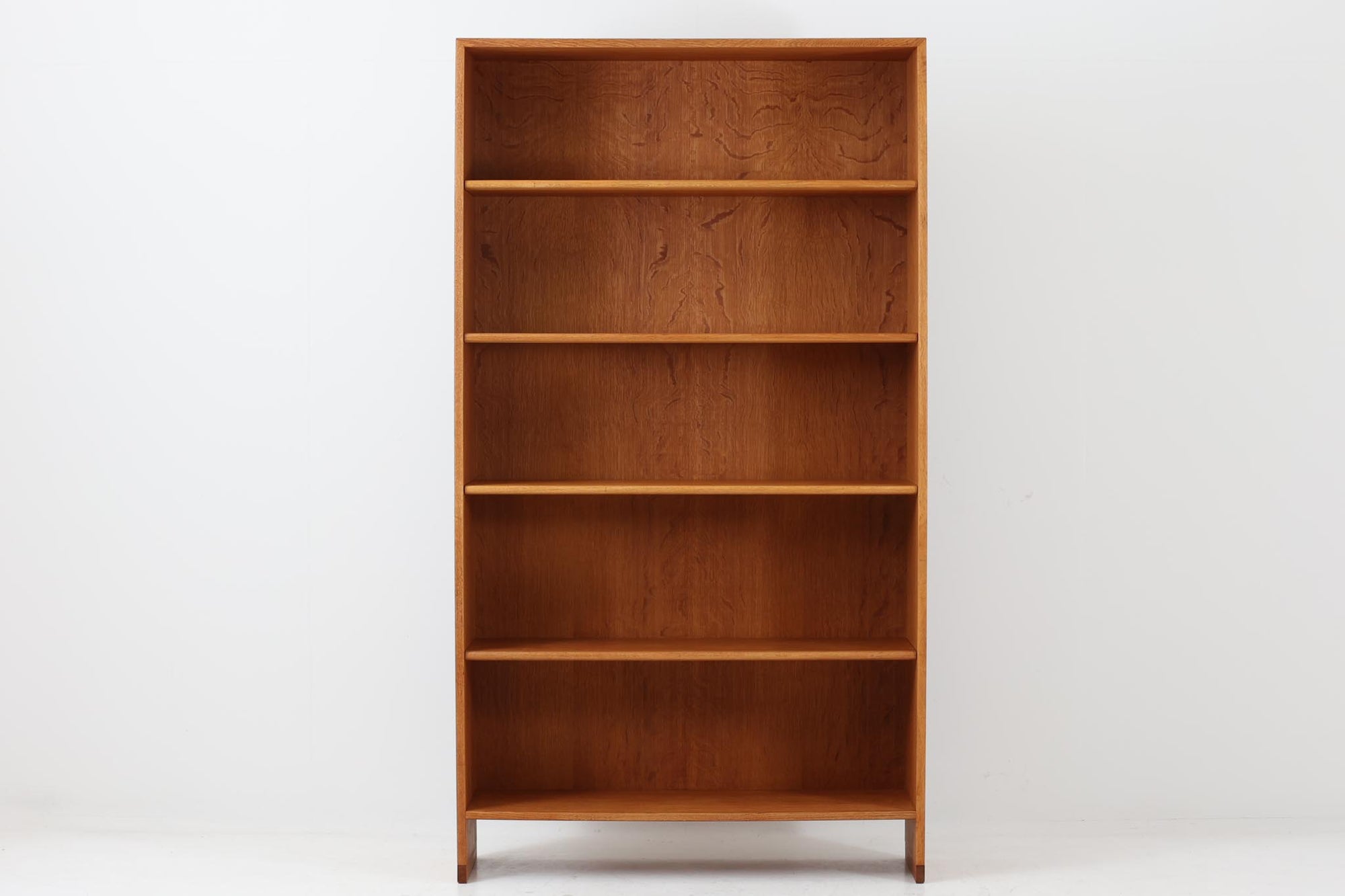 北欧より買い付けたHans J. Wegnerデザインのブックシェルフです。 彼のキャビネット類を数多く手がけたRY mobler社製の本棚です。本体はオーク材が使用されています。 シンプルなデザインながらも要所要所にウェグナーらしいデザインが施してあり、実用性にも優れている逸品です。こちらは全ての棚板の高さ調整が出来る珍しいモデルです。