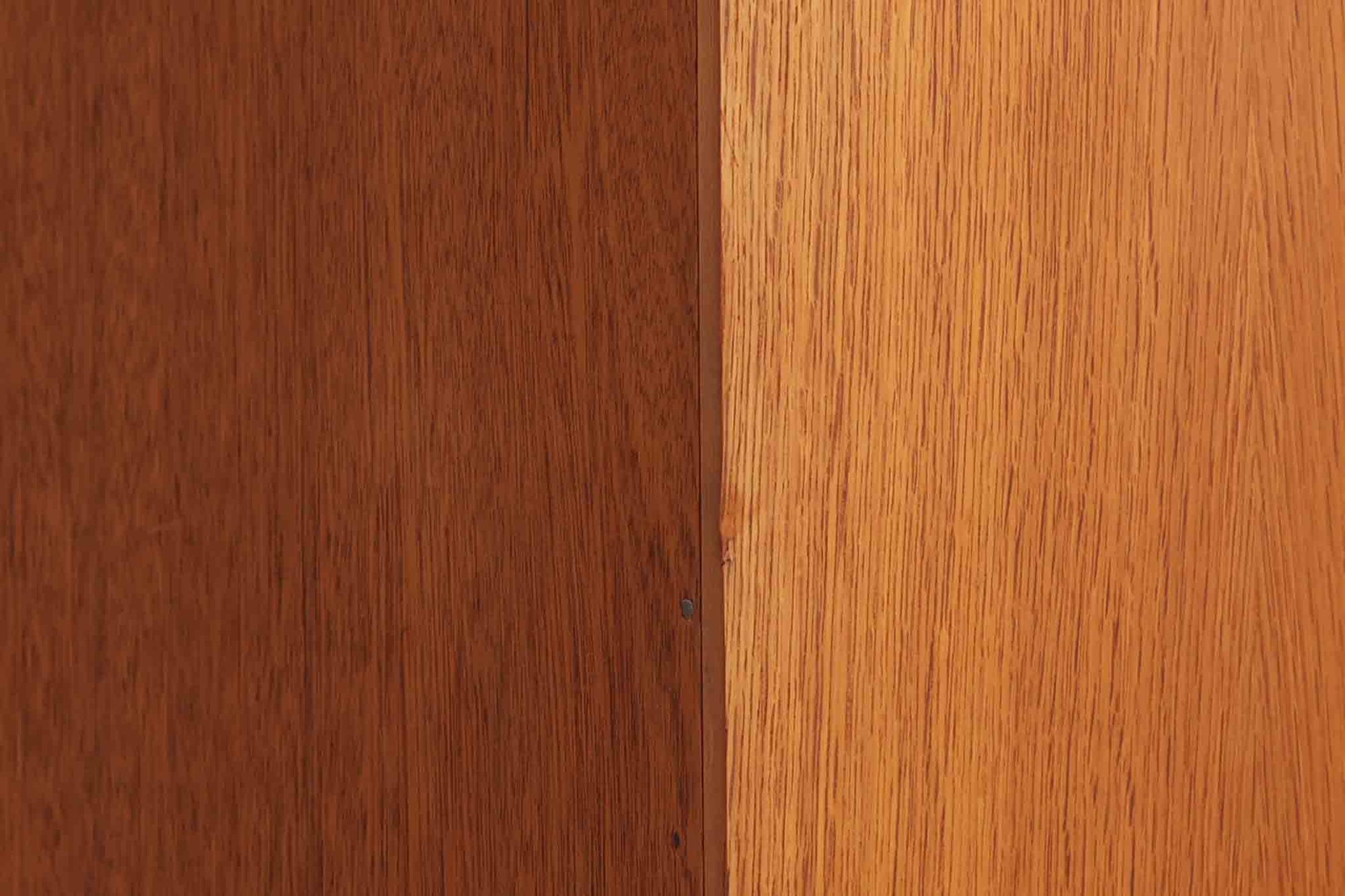 北欧より買い付けたHans J. Wegnerデザインのブックシェルフです。 彼のキャビネット類を数多く手がけたRY mobler社製の本棚です。本体はオーク材が使用されています。 シンプルなデザインながらも要所要所にウェグナーらしいデザインが施してあり、実用性にも優れている逸品です。こちらは全ての棚板の高さ調整が出来る珍しいモデルです。