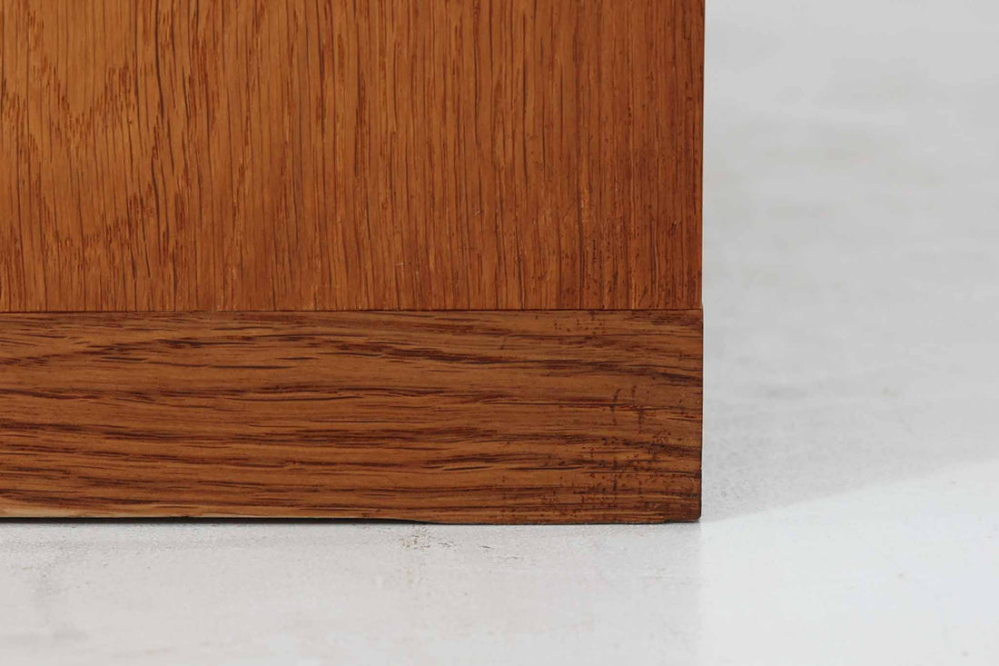 北欧より買い付けたHans J. Wegnerデザインのブックシェルフです。 彼のキャビネット類を数多く手がけたRY mobler社製の本棚です。本体はオーク材が使用されています。 シンプルなデザインながらも要所要所にウェグナーらしいデザインが施してあり、実用性にも優れている逸品です。こちらは全ての棚板の高さ調整が出来る珍しいモデルです。