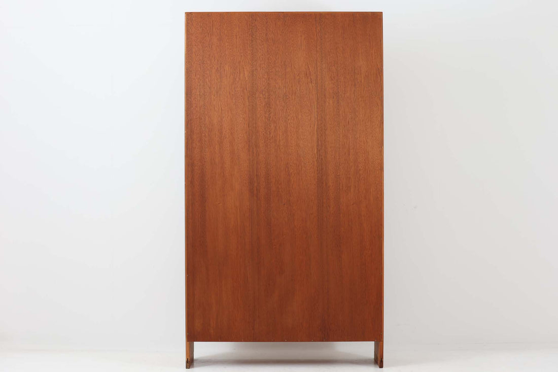 北欧より買い付けたHans J. Wegnerデザインのブックシェルフです。 彼のキャビネット類を数多く手がけたRY mobler社製の本棚です。本体はオーク材が使用されています。 シンプルなデザインながらも要所要所にウェグナーらしいデザインが施してあり、実用性にも優れている逸品です。こちらは全ての棚板の高さ調整が出来る珍しいモデルです。