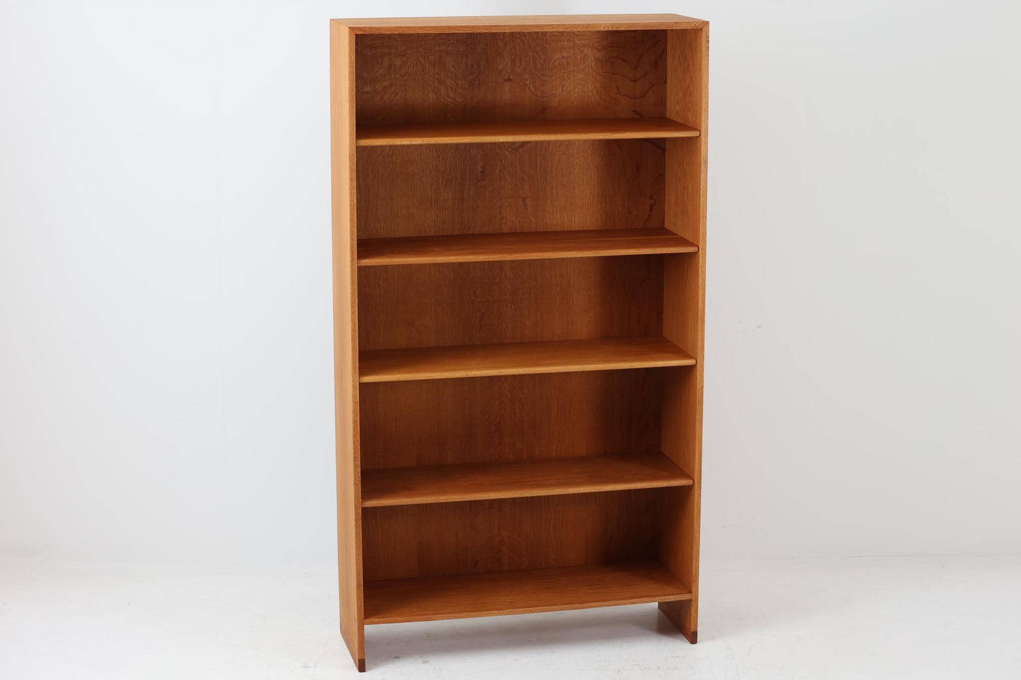 北欧より買い付けたHans J. Wegnerデザインのブックシェルフです。 彼のキャビネット類を数多く手がけたRY mobler社製の本棚です。本体はオーク材が使用されています。 シンプルなデザインながらも要所要所にウェグナーらしいデザインが施してあり、実用性にも優れている逸品です。こちらは全ての棚板の高さ調整が出来る珍しいモデルです。