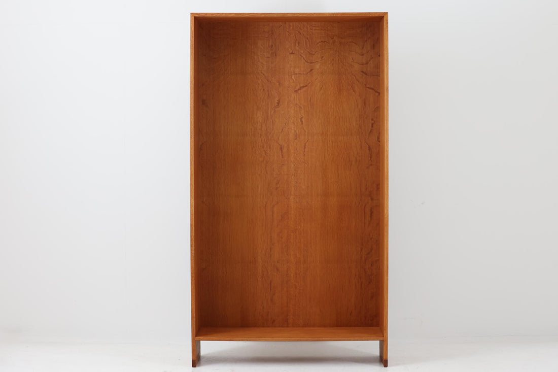 北欧より買い付けたHans J. Wegnerデザインのブックシェルフです。 彼のキャビネット類を数多く手がけたRY mobler社製の本棚です。本体はオーク材が使用されています。 シンプルなデザインながらも要所要所にウェグナーらしいデザインが施してあり、実用性にも優れている逸品です。こちらは全ての棚板の高さ調整が出来る珍しいモデルです。