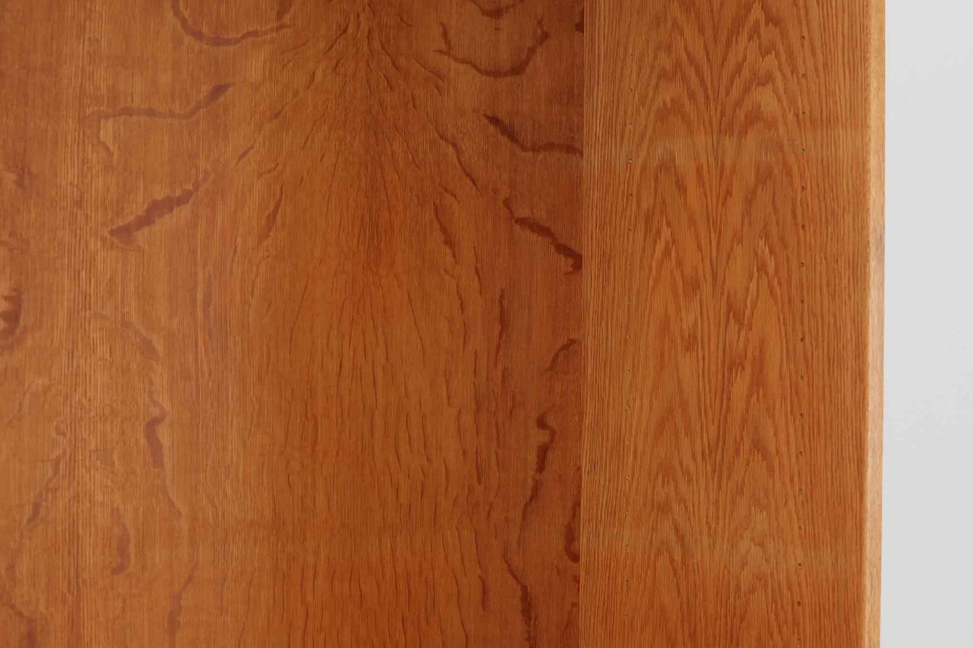 北欧より買い付けたHans J. Wegnerデザインのブックシェルフです。 彼のキャビネット類を数多く手がけたRY mobler社製の本棚です。本体はオーク材が使用されています。 シンプルなデザインながらも要所要所にウェグナーらしいデザインが施してあり、実用性にも優れている逸品です。こちらは全ての棚板の高さ調整が出来る珍しいモデルです。